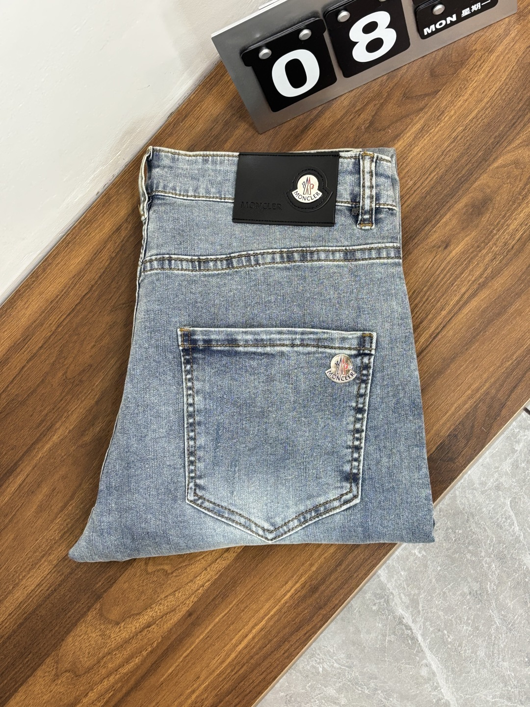 NO:849607,The main recommendation is Moncler's exclusive supply of new fashionable casual denim trousers for trendy men with mouth coverings, high-end European original trousers, trendy and fashionable casual trousers. They are highly breathable and comfortable, with impeccable details. The brand element design concept reflects high quality. It presents casual tailoring and an awesome upper body shape!  Size 29-38 (no 35 37) H2026 new model debut,,Moncler,19860909主推 Moncler 独家专供新款蒙口潮男时尚休闲牛仔长裤,高端欧版原单裤子,潮流时尚休闲裤子 透气舒适度高,细节无可挑剔,品牌元素设计理念,体现高品质.呈现休闲裁剪,上身版型超赞！ 码数29-38（无35 37） H2026新款首发,,Moncler,,Men's clothing
