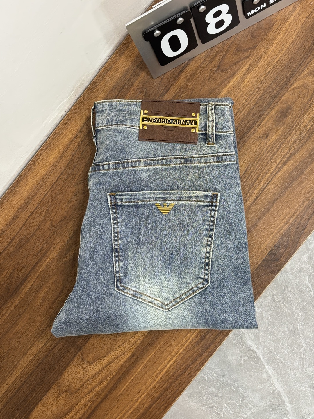 NO:849613,The main recommendation is Armani's exclusive supply of new Armani trendy men's fashionable casual denim trousers, high-end European original trousers, trendy and fashionable casual trousers. They are highly breathable and comfortable, with impeccable details. The brand element design concept embodies high quality. It presents casual tailoring and an awesome upper body shape!  Code number 29-38 (no 35 37) H2026 new model debut,,armani,armani,19860909主推 Armani 独家专供新款阿玛尼潮男时尚休闲牛仔长裤,高端欧版原单裤子,潮流时尚休闲裤子 透气舒适度高,细节无可挑剔,品牌元素设计理念,体现高品质.呈现休闲裁剪,上身版型超赞！ 码数29-38（无35 37） H2026新款首发,,armani,armani,,Men's clothing