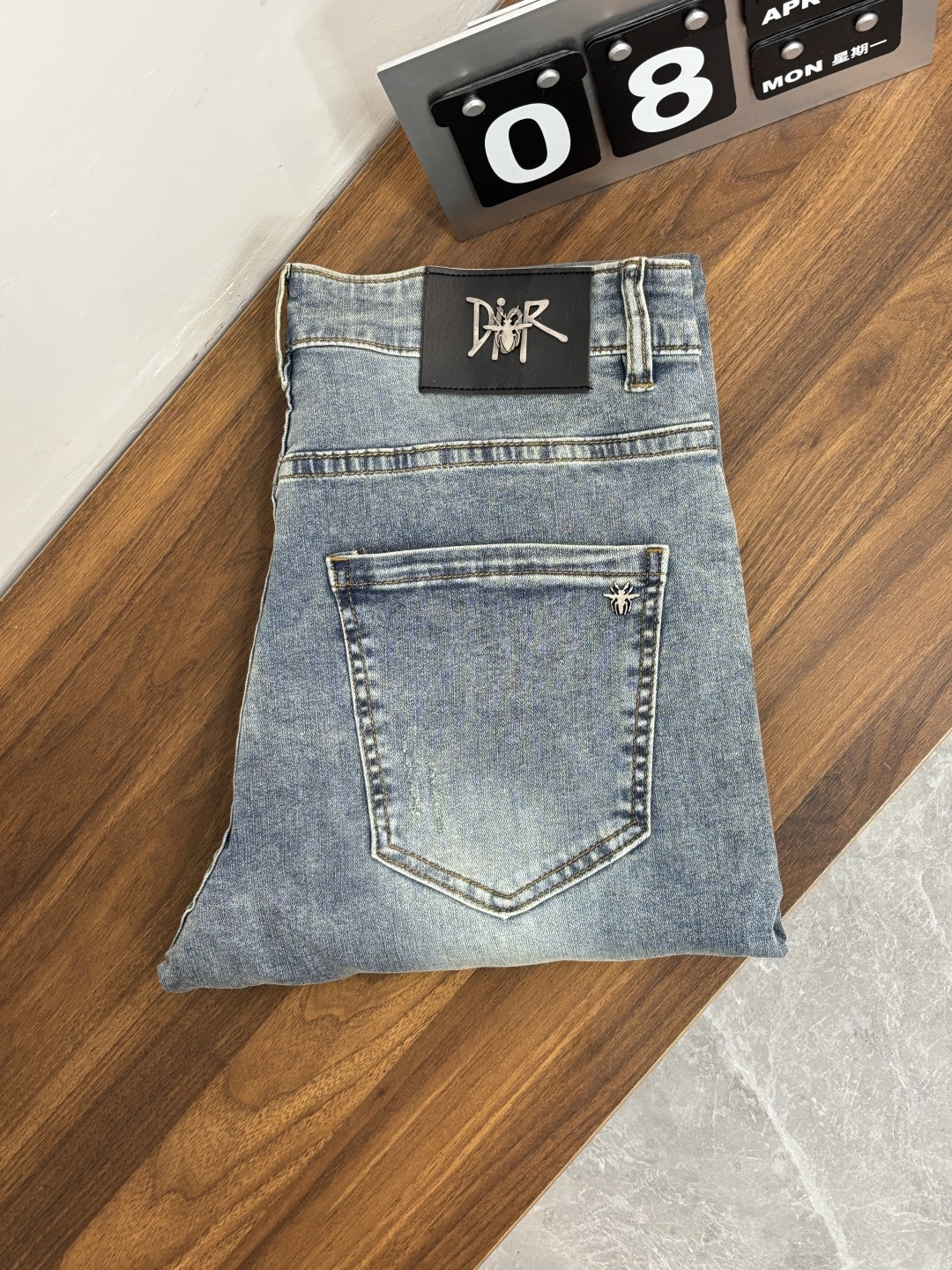 NO:838649,The main recommendation is Dior's exclusive new Dior men's fashionable casual denim trousers, high-end European original trousers, trendy fashionable casual trousers. They are highly breathable and comfortable, with impeccable details. The brand element design concept reflects high quality. It presents casual tailoring and the upper body shape is awesome!  Code number 29-38 (no 35 37) H2026 new model debut,, dior, dior,19860909主推 Dior 独家专供新款迪奥潮男时尚休闲牛仔长裤,高端欧版原单裤子,潮流时尚休闲裤子 透气舒适度高,细节无可挑剔,品牌元素设计理念,体现高品质.呈现休闲裁剪,上身版型超赞！ 码数29-38（无35 37） H2026新款首发,,dior,dior,,Men's clothing