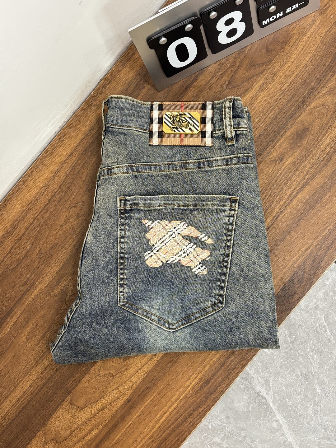 NO:838654,The main recommendation is Burberry's exclusive new style of Burberry men's fashionable casual denim trousers, high-end European original trousers, trendy and fashionable casual trousers. They are highly breathable and comfortable, with impeccable details. The brand element design concept embodies high quality. It presents casual tailoring and an awesome upper body shape!  Code number 29-38 (no 35 37) H2026 new model debut,,burberry,burberry,19860909主推 Burberry 独家专供新款巴宝莉潮男时尚休闲牛仔长裤,高端欧版原单裤子,潮流时尚休闲裤子 透气舒适度高,细节无可挑剔,品牌元素设计理念,体现高品质.呈现休闲裁剪,上身版型超赞！ 码数29-38（无35 37） H2026新款首发,,burberry,burberry,,Men's clothing