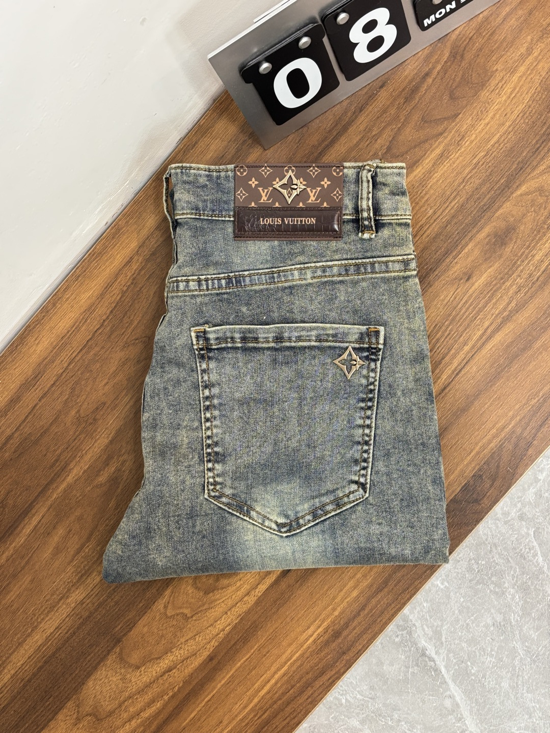 NO:835575,The main recommendation is LV's exclusive new donkey brand trendy men's fashionable casual denim trousers, high-end European original trousers, trendy fashionable casual trousers with high breathability and comfort, impeccable details, brand element design concept, reflecting high quality. It presents casual tailoring and the upper body shape is awesome!  Code number 29-38 (no 35 37) H2026 new model debut,,louis vuitton,louis vuitton,19860909主推 LV 独家专供新款驴牌潮男时尚休闲牛仔长裤,高端欧版原单裤子,潮流时尚休闲裤子 透气舒适度高,细节无可挑剔,品牌元素设计理念,体现高品质.呈现休闲裁剪,上身版型超赞！ 码数29-38（无35 37） H2026新款首发,,louis vuitton,louis vuitton,,Men's clothing