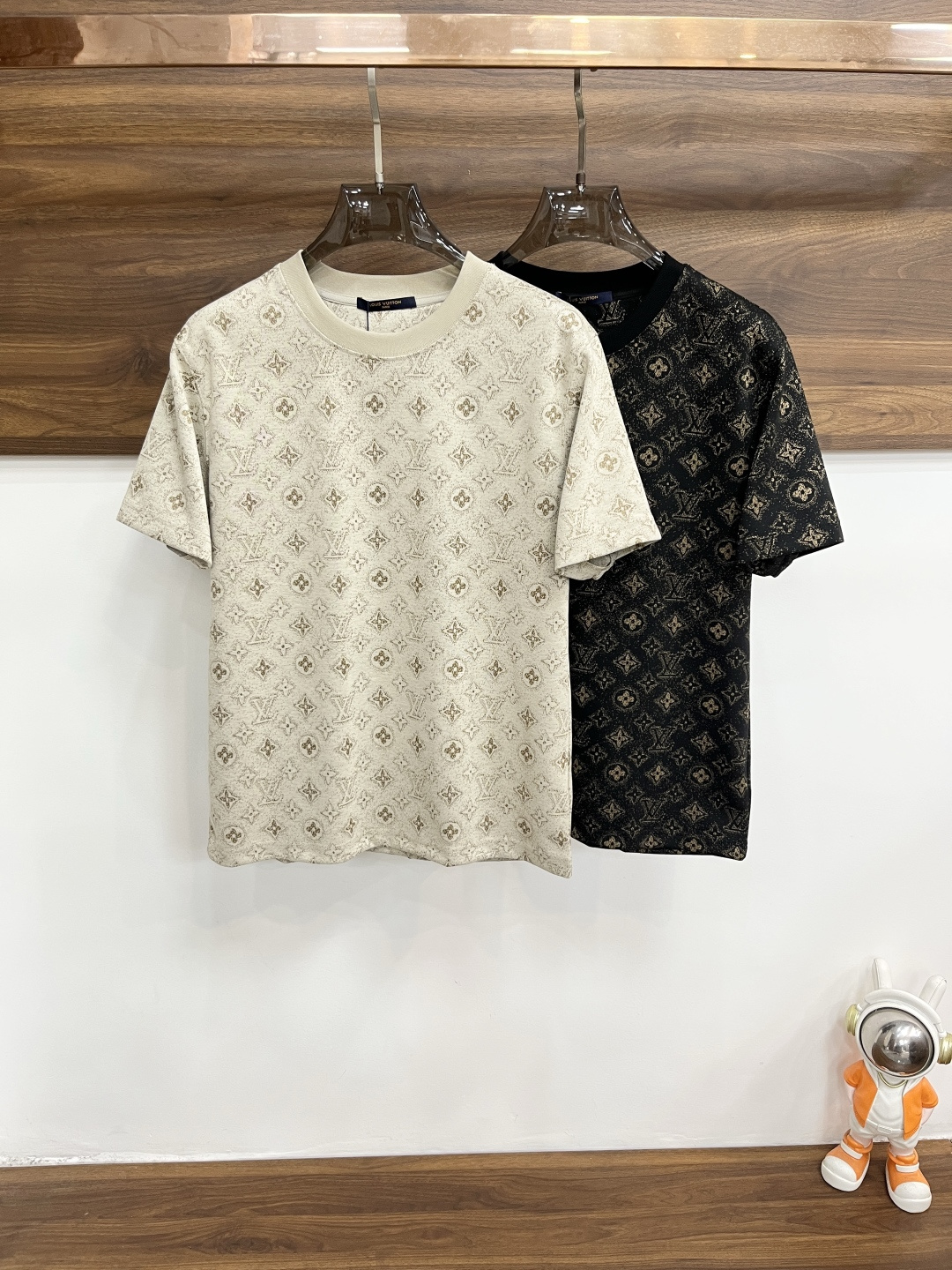 NO:930418,Mainly recommend LV Donkey brand spring new short-sleeved cotton round neck short-sleeved T-shirt, pure cotton T-shirt, the upper body effect is great, leisure and vacation boutique!  Light luxury style, simple and elegant!  Size S-XXL H2026 new release, louis vuitton, louis vuitton, T-shirt, tees, t-shirt,19860909主推 LV 驴牌 春季新款短袖纯棉圆领短袖T恤,纯棉T恤、上身效果非常棒,休闲度假精品！轻奢风格简约大气！ 尺码S-XXL H2026新款首发,,louis vuitton,louis vuitton,T-shirt,tees，t-shirt,,Men's clothing