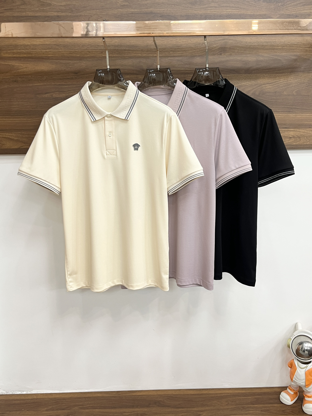 NO:848069,We mainly recommend Versace spring new short-sleeved Versace pure cotton lapel short-sleeved T-shirts, business fashion pure cotton T-shirts, the logo embroidery on the chest has a very atmospheric effect on the upper body, and the sweat-absorbent and breathable panels are a stylish leisure and vacation boutique!  Light luxury style, simple and elegant!  Size M-XXXL H2026 new model debut,,versace,versace,T-shirt,tees,t-shirt,19860909主推 Versace 春季新款短袖范思哲纯棉翻领短袖T恤,商务时尚纯棉T恤,胸前logo刺绣款款上身效果非常大气,吸汗透气板正有型休闲度假精品！轻奢风格简约大气！ 尺码M-XXXL H2026新款首发,,versace,versace,T-shirt,tees，t-shirt,,Men's clothing
