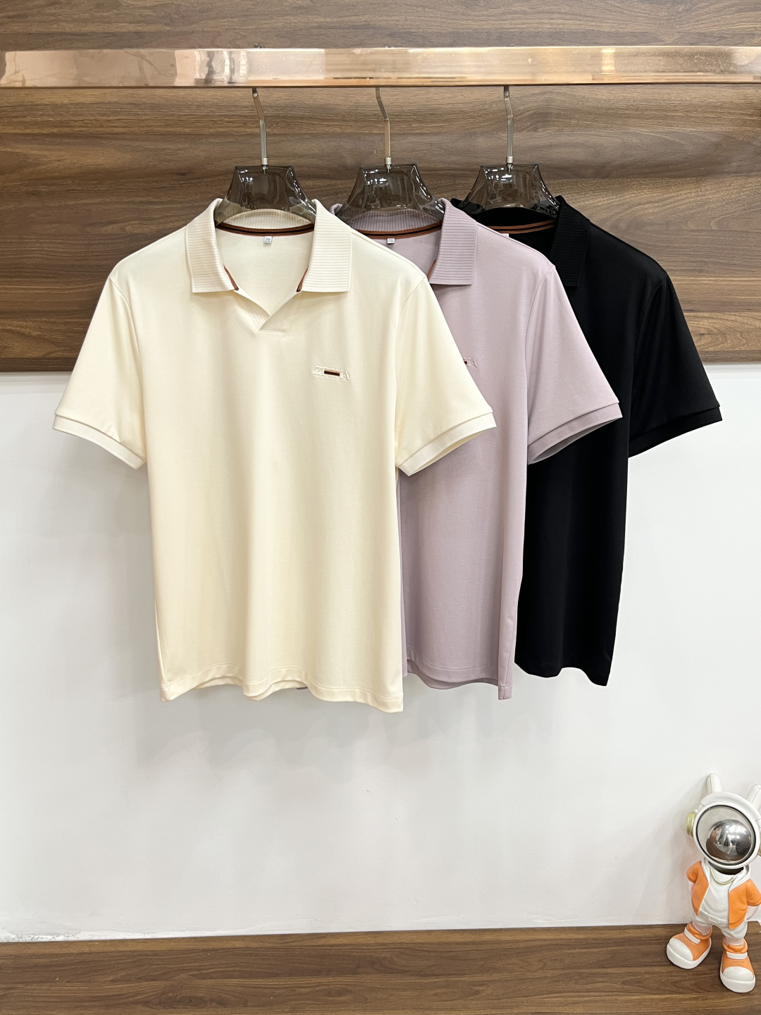 NO:848072,The main recommendation is Zegna's spring new short-sleeved Zegna pure cotton lapel short-sleeved T-shirt, business fashion pure cotton T-shirt, the upper body effect is very atmospheric with the logo embroidery on the chest, and the sweat-absorbent and breathable panel is a stylish leisure and holiday boutique!  Light luxury style, simple and elegant!  Size M-XXXL H2026 new model first release,,zegna,T-shirt,tees,t-shirt,19860909主推 Zegna 春季新款短袖杰尼亚纯棉翻领短袖T恤,商务时尚纯棉T恤,胸前logo刺绣款上身效果非常大气,吸汗透气板正有型休闲度假精品！轻奢风格简约大气！ 尺码M-XXXL H2026新款首发,,zegna,T-shirt,tees，t-shirt,,Men's clothing