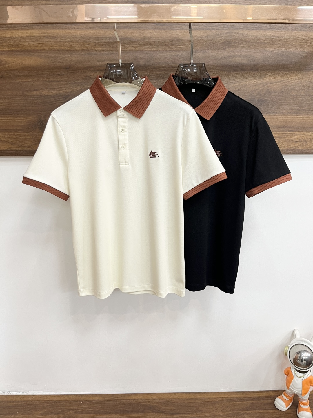 NO:848075,We mainly recommend Etro's new spring short-sleeved pure cotton lapel short-sleeved T-shirts, business fashion pure cotton T-shirts, the upper body effect is very atmospheric with the logo embroidery on the chest, and the sweat-absorbent and breathable panels are a stylish leisure and vacation boutique!  Light luxury style, simple and elegant!  Size M-XXXL H2026 new release, T-shirt, tees, t-shirt,19860909主推 Etro 春季新款短袖纯棉翻领短袖T恤,商务时尚纯棉T恤,胸前logo刺绣款上身效果非常大气,吸汗透气板正有型休闲度假精品！轻奢风格简约大气！ 尺码M-XXXL H2026新款首发,,T-shirt,tees，t-shirt,,Men's clothing