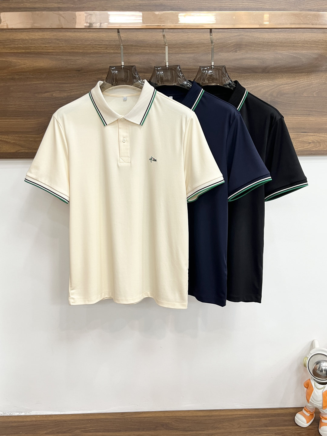 NO:848052,We mainly recommend Kito's spring new short-sleeved pure cotton lapel short-sleeved T-shirts, business fashion pure cotton T-shirts, the upper body effect is very atmospheric with the logo embroidery on the chest, and the sweat-absorbent and breathable panels are a stylish leisure and vacation boutique!  Light luxury style, simple and elegant!  Size M-XXXL H2026 new release, T-shirt, tees, t-shirt,19860909主推 Kito 春季新款短袖纯棉翻领短袖T恤,商务时尚纯棉T恤,胸前logo刺绣款上身效果非常大气,吸汗透气板正有型休闲度假精品！轻奢风格简约大气！ 尺码M-XXXL H2026新款首发,,T-shirt,tees，t-shirt,,Men's clothing