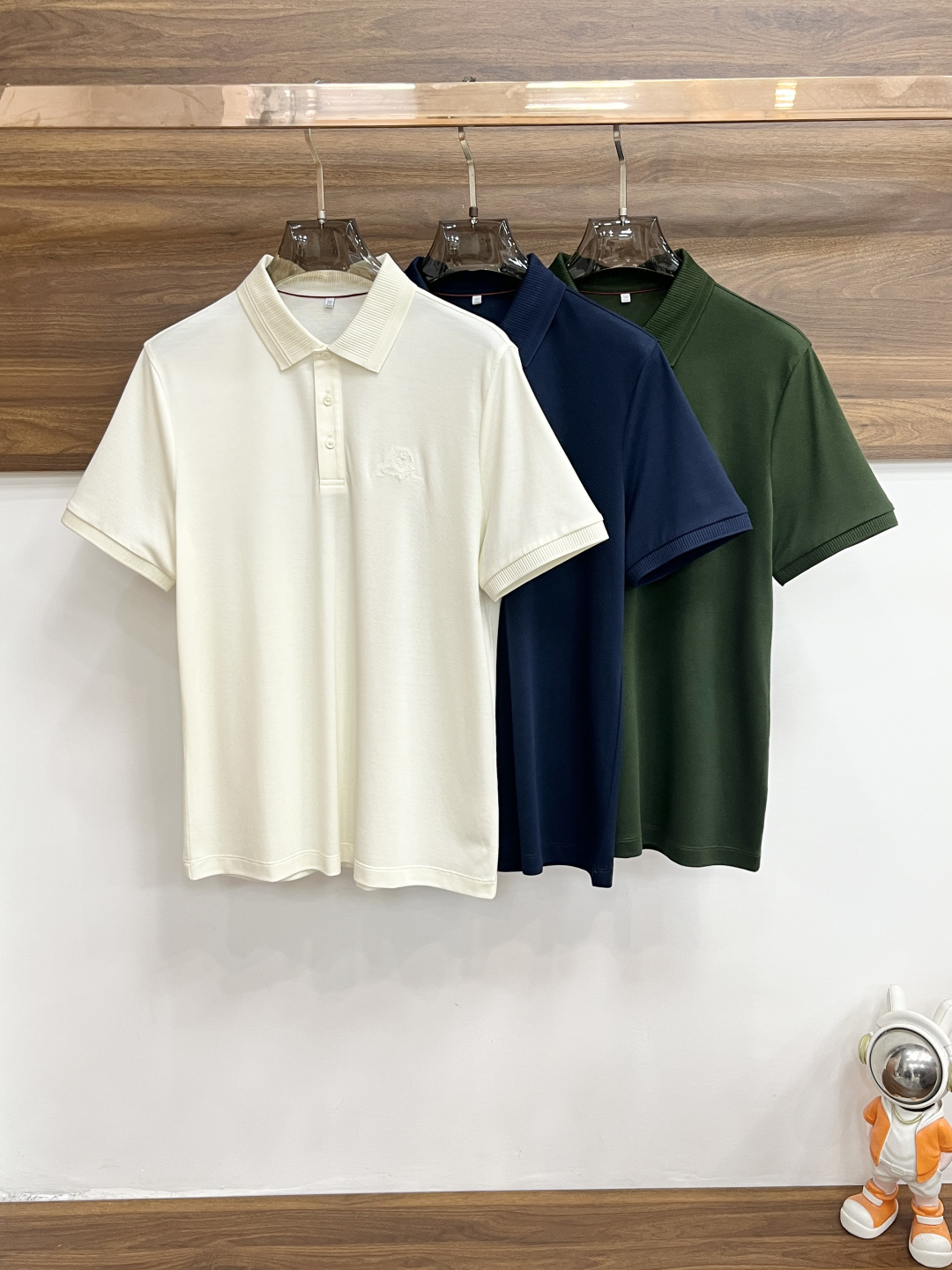 NO:848078,Mainly recommend LP spring new short-sleeved LP pure cotton lapel short-sleeved T-shirt, business fashion pure cotton T-shirt, the upper body effect is very atmospheric with the logo embroidery on the chest, the sweat-absorbent and breathable panel is a stylish leisure and holiday boutique!  Light luxury style, simple and elegant!  Size M-XXXL H2026 new release, loro piana, T-shirt, tees, t-shirt,19860909主推 LP 春季新款短袖LP纯棉翻领短袖T恤,商务时尚纯棉T恤,胸前logo刺绣款上身效果非常大气,吸汗透气板正有型休闲度假精品！轻奢风格简约大气！ 尺码M-XXXL H2026新款首发,,loro piana,T-shirt,tees，t-shirt,,Men's clothing