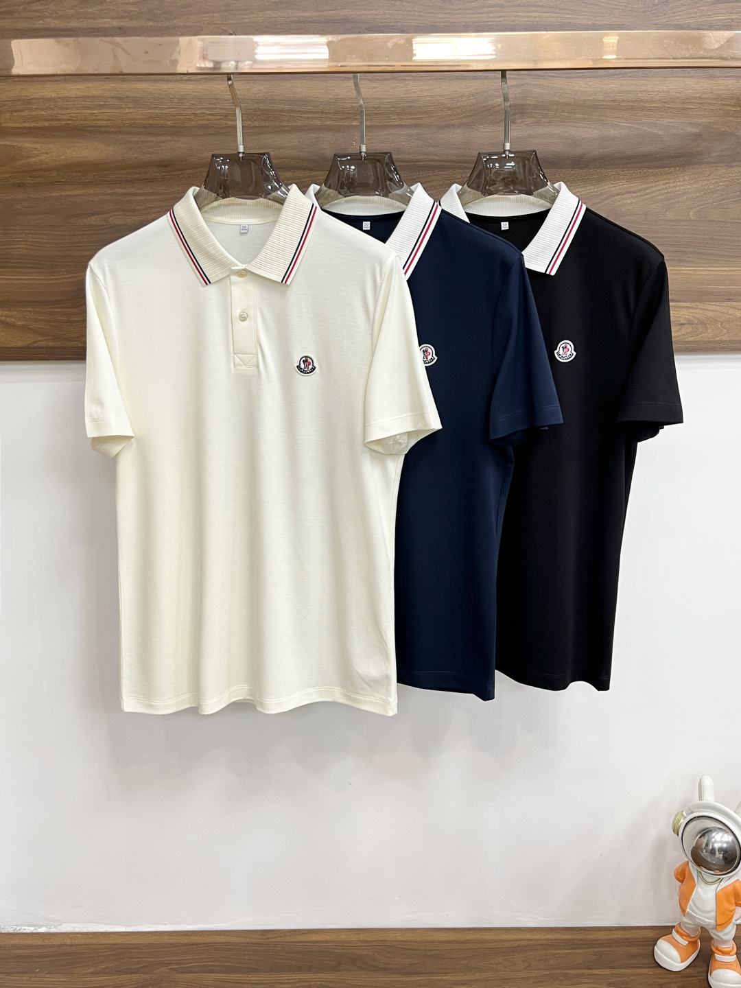 NO:848054,Mainly recommended Moncler spring new short-sleeved pure cotton lapel short-sleeved T-shirt, business fashion pure cotton T-shirt, the upper body effect is very atmospheric with the logo embroidery on the chest, and the sweat-absorbent and breathable panel is a stylish leisure and holiday product!  Light luxury style, simple and elegant!  Size M-XXXL H2026 new model first release,,Moncler,T-shirt,tees,t-shirt,19860909主推 Moncler 春季新款短袖蒙口纯棉翻领短袖T恤,商务时尚纯棉T恤,胸前logo刺绣款上身效果非常大气,吸汗透气板正有型休闲度假精品！轻奢风格简约大气！ 尺码M-XXXL H2026新款首发,,Moncler,T-shirt,tees，t-shirt,,Men's clothing