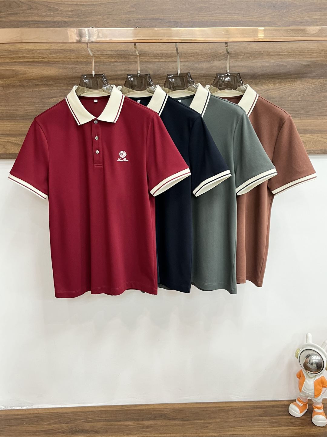 NO:848056,Mainly recommend LP spring new short-sleeved LP pure cotton lapel short-sleeved T-shirt, business fashion pure cotton T-shirt, the upper body effect is very atmospheric with the logo embroidery on the chest, the sweat-absorbent and breathable panel is a stylish leisure and holiday boutique!  Light luxury style, simple and elegant!  Size M-XXXL H2026 new release, loro piana, T-shirt, tees, t-shirt,19860909主推 LP 春季新款短袖LP纯棉翻领短袖T恤,商务时尚纯棉T恤,胸前logo刺绣款上身效果非常大气,吸汗透气板正有型休闲度假精品！轻奢风格简约大气！ 尺码M-XXXL H2026新款首发,,loro piana,T-shirt,tees，t-shirt,,Men's clothing
