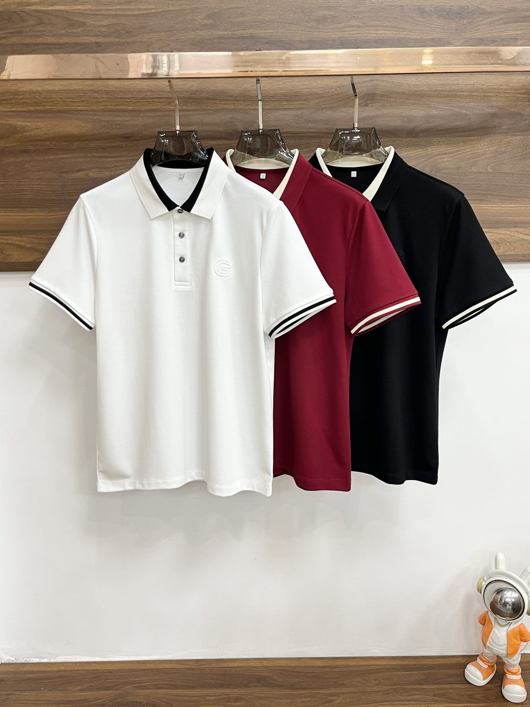 NO:846519,We mainly recommend Gucci spring new short-sleeved Gucci pure cotton lapel short-sleeved T-shirts, business fashion pure cotton T-shirts, the upper body effect is very atmospheric with the logo embroidery on the chest, and the sweat-absorbent and breathable panels are a stylish leisure and holiday boutique!  Light luxury style, simple and elegant!  Size M-XXXL H2026 new model first release,,gucci,T-shirt,tees,t-shirt,19860909主推 Gucci 春季新款短袖古奇纯棉翻领短袖T恤,商务时尚纯棉T恤,胸前logo刺绣款上身效果非常大气,吸汗透气板正有型休闲度假精品！轻奢风格简约大气！ 尺码M-XXXL H2026新款首发,,gucci,T-shirt,tees，t-shirt,,Men's clothing