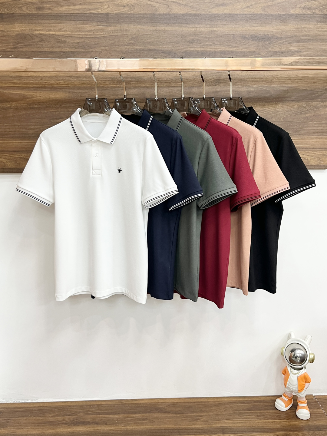 NO:846521,Mainly recommend Dior spring new short-sleeved Dior pure cotton lapel short-sleeved T-shirt, business fashion pure cotton T-shirt, the upper body effect is very atmospheric with the logo embroidery on the chest, and the sweat-absorbent and breathable panel is a stylish leisure and holiday boutique!  Light luxury style, simple and elegant!  Size M-XXXL H2026 new release, dior, dior, T-shirt, tees, t-shirt,19860909主推 Dior 春季新款短袖迪奥纯棉翻领短袖T恤,商务时尚纯棉T恤,胸前logo刺绣款上身效果非常大气,吸汗透气板正有型休闲度假精品！轻奢风格简约大气！ 尺码M-XXXL H2026新款首发,,dior,dior,T-shirt,tees，t-shirt,,Men's clothing