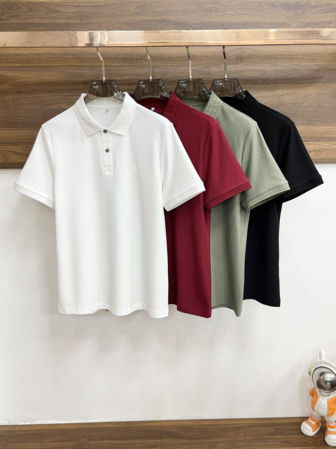 NO:846523,Mainly recommend Hermes spring new short-sleeved Hermès pure cotton lapel short-sleeved T-shirt, business fashion pure cotton T-shirt, the upper body effect is very atmospheric with the logo embroidery on the chest, and the sweat-absorbent and breathable panel is a stylish leisure and holiday boutique!  Light luxury style, simple and elegant!  Size M-XXXL H2026 new release, hermes,hermes,T-shirt,tees,t-shirt,19860909主推 Hermes 春季新款短袖爱马仕纯棉翻领短袖T恤,商务时尚纯棉T恤,胸前logo刺绣款上身效果非常大气,吸汗透气板正有型休闲度假精品！轻奢风格简约大气！ 尺码M-XXXL H2026新款首发,,hermes,hermes,T-shirt,tees，t-shirt,,Men's clothing