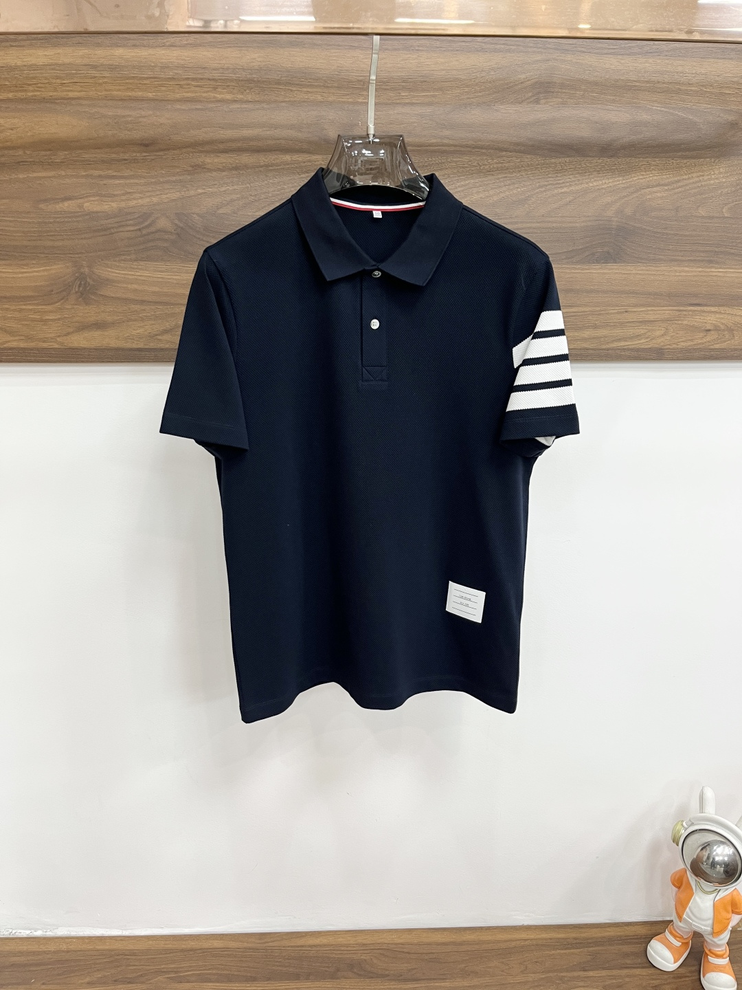 NO:848058,Mainly recommend TB spring new short-sleeved Tom Brown pure cotton lapel short-sleeved T-shirt, business fashion pure cotton T-shirt, the upper body effect is very atmospheric with logo embroidery on the chest, sweat-absorbent and breathable panels are stylish leisure and holiday products!  Light luxury style, simple and elegant!  Size M-XXXL H2026 new model first release,,thom browne,T-shirt,tees,t-shirt,19860909主推 TB 春季新款短袖汤姆布朗纯棉翻领短袖T恤,商务时尚纯棉T恤,胸前logo刺绣款上身效果非常大气,吸汗透气板正有型休闲度假精品！轻奢风格简约大气！ 尺码M-XXXL H2026新款首发,,thom browne,T-shirt,tees，t-shirt,,Men's clothing