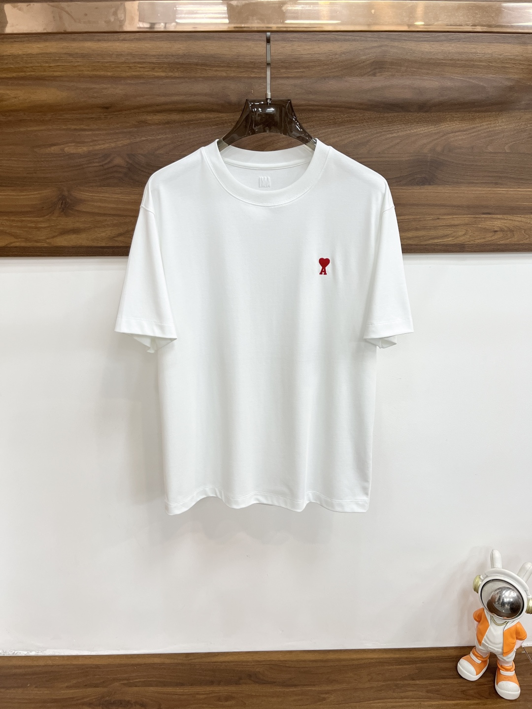 NO:848081,Mainly recommended Ami Paris spring new short-sleeved Ami pure cotton round neck short-sleeved T-shirt, fashionable pure cotton T-shirt, the upper body effect is very atmospheric with the logo embroidery on the chest, and the sweat-absorbent and breathable panel is a stylish leisure and holiday product!  Light luxury style, simple and elegant!  Size M-XXXL H2026 new model first release,,amiri,T-shirt,tees,t-shirt,19860909主推 Ami Paris 春季新款短袖艾米纯棉圆领短袖T恤,时尚纯棉T恤,胸前logo刺绣款上身效果非常大气,吸汗透气板正有型休闲度假精品！轻奢风格简约大气！ 尺码M-XXXL H2026新款首发,,amiri,T-shirt,tees，t-shirt,,Men's clothing