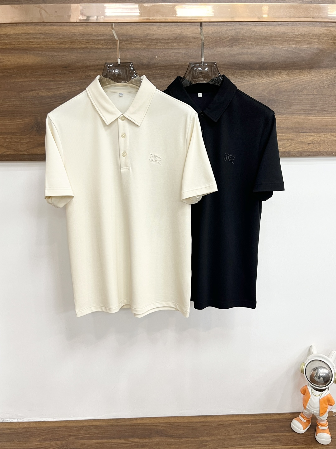 NO:848084,Mainly recommended Burberry spring new short-sleeved Burberry pure cotton lapel short-sleeved T-shirt, fashionable pure cotton T-shirt, the upper body effect is very atmospheric with the logo embroidery on the chest, and the sweat-absorbent and breathable panel is a stylish leisure and holiday product!  Light luxury style, simple and elegant!  Size M-XXXL H2026 new model first release,,burberry,burberry,T-shirt,tees,t-shirt,19860909主推 Burberry 春季新款短袖巴宝莉纯棉翻领短袖T恤,时尚纯棉T恤,胸前logo刺绣款上身效果非常大气,吸汗透气板正有型休闲度假精品！轻奢风格简约大气！ 尺码M-XXXL H2026新款首发,,burberry,burberry,T-shirt,tees，t-shirt,,Men's clothing