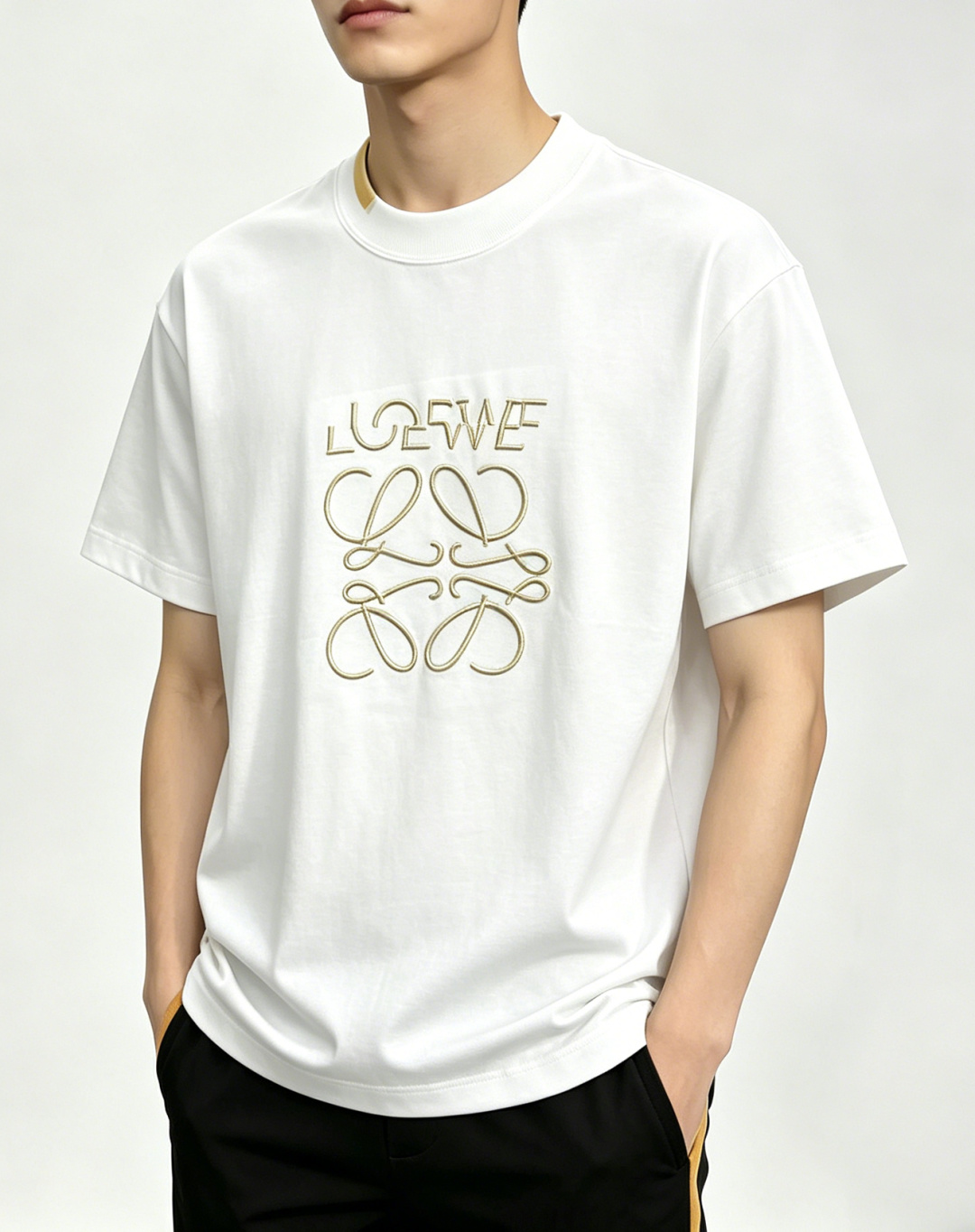 NO:848087,Recommended Loewe exclusive spring new style Loewe fashion casual round neck short sleeves, high-density 280g pure cotton fabric, high-end dense needle embroidery, high-end European original T-shirts, trendy fashion casual half-sleeves, high breathability and comfort, impeccable details, brand element design concept, reflecting high quality. Presenting casual tailoring, the upper body shape is awesome!  Color Black White Size M-3XL H2026 New Release,,loewe,loewe,T-shirt,tees,t-shirt,19860909主推 Loewe 独家专供春季新款罗意威时尚休闲圆领短袖,高密度280克纯棉面料,高级密针刺绣、高端欧版原单T恤,潮流时尚休闲半袖 透气舒适度高,细节无可挑剔,品牌元素设计理念,体现高品质.呈现休闲裁剪,上身版型超赞！ 颜色黑色 白色 码数M-3XL H2026新款首发,,loewe,loewe,T-shirt,tees，t-shirt,,Men's clothing