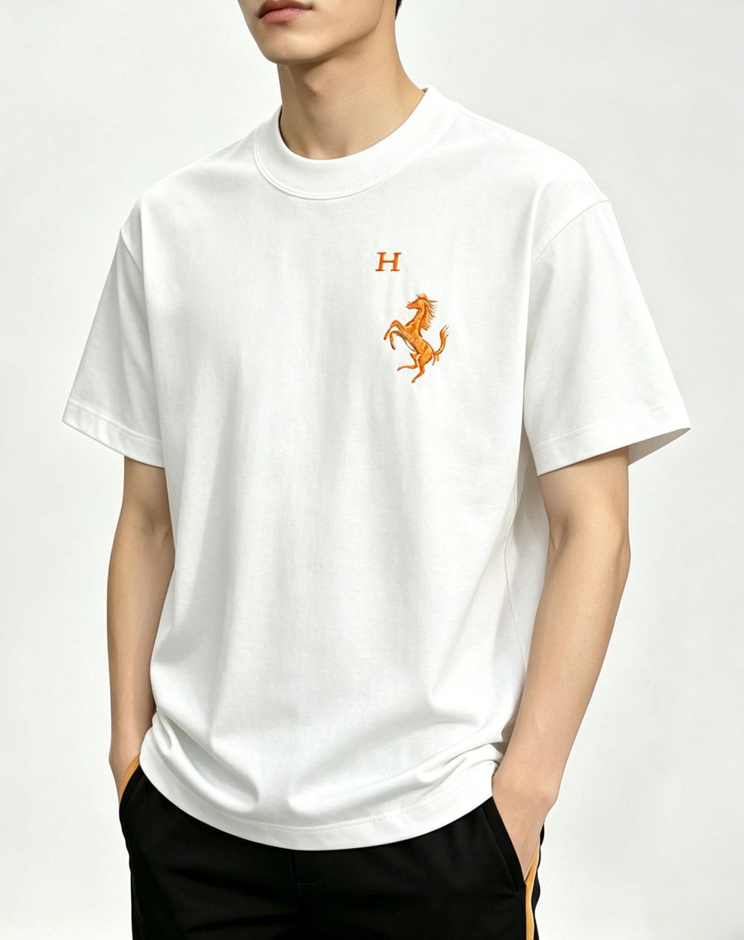 NO:848060,The main recommendation is Hermes. Exclusively for spring new Hermès fashionable and casual round neck short sleeves, high-density 280g pure cotton fabric, advanced dense needle embroidery, high-end European original T-shirts, trendy fashionable casual half-sleeves. High breathability and comfort, impeccable details, brand element design concept, reflecting high quality. Presenting casual tailoring, the upper body shape is awesome!  Color black white Size M-3XL H2026 new release, hermes, hermes, T-shirt, tees, t-shirt,19860909主推 Hermes 独家专供春季新款爱马仕时尚休闲圆领短袖,高密度280克纯棉面料,高级密针刺绣、高端欧版原单T恤,潮流时尚休闲半袖 透气舒适度高,细节无可挑剔,品牌元素设计理念,体现高品质.呈现休闲裁剪,上身版型超赞！ 颜色黑色 白色 码数M-3XL H2026新款首发,,hermes,hermes,T-shirt,tees，t-shirt,,Men's clothing