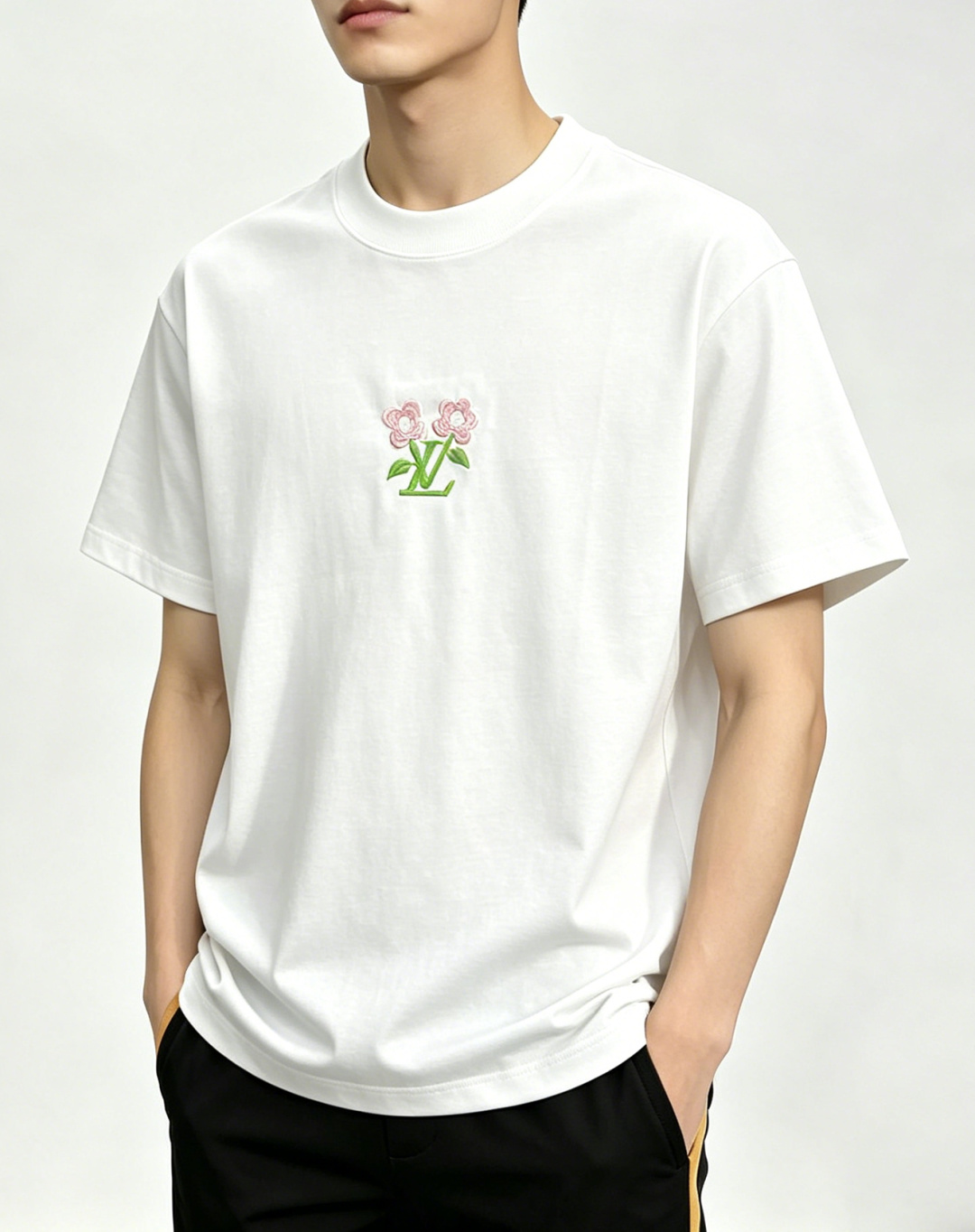 NO:846537,The main recommendation is LV's exclusive spring new donkey brand fashionable and casual round-neck short-sleeved, high-density 280g pure cotton fabric, advanced dense needle embroidery, high-end European original single T-shirt, fashionable and casual half-sleeved. It has high breathability and comfort, impeccable details, brand element design concept, reflecting high quality. It presents casual tailoring, and the upper body shape is awesome!  Color Black White Size M-3XL H2026 New Release, louis vuitton, louis vuitton, T-shirt, tees, t-shirt,19860909主推 LV 独家专供春季新款驴牌时尚休闲圆领短袖,高密度280克纯棉面料,高级密针刺绣、高端欧版原单T恤,潮流时尚休闲半袖 透气舒适度高,细节无可挑剔,品牌元素设计理念,体现高品质.呈现休闲裁剪,上身版型超赞！ 颜色黑色 白色 码数M-3XL H2026新款首发,,louis vuitton,louis vuitton,T-shirt,tees，t-shirt,,Men's clothing
