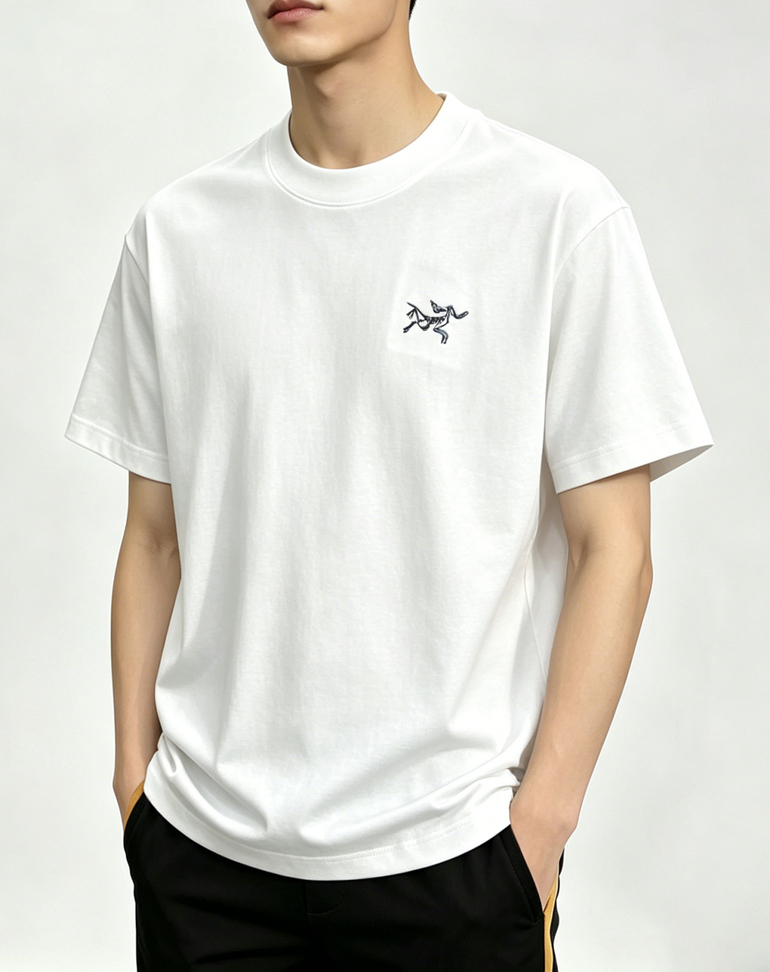 NO:846520,Mainly recommended by Archaeopteryx, exclusive for spring, new fashionable and casual round-neck short sleeves, high-density 280g pure cotton fabric, advanced dense needle embroidery, high-end European original T-shirts, trendy and fashionable casual half-sleeves, with high breathability and comfort, impeccable details, brand element design concept, reflecting high quality. It presents casual tailoring, and the upper body shape is awesome!  Color black white Size M-3XL H2026 new release, arc'teryx, T-shirt, tees, t-shirt,19860909主推 始祖鸟 独家专供春季新款时尚休闲圆领短袖,高密度280克纯棉面料,高级密针刺绣、高端欧版原单T恤,潮流时尚休闲半袖 透气舒适度高,细节无可挑剔,品牌元素设计理念,体现高品质.呈现休闲裁剪,上身版型超赞！ 颜色黑色 白色 码数M-3XL H2026新款首发,arc'teryx,T-shirt,tees，t-shirt,,Men's clothing