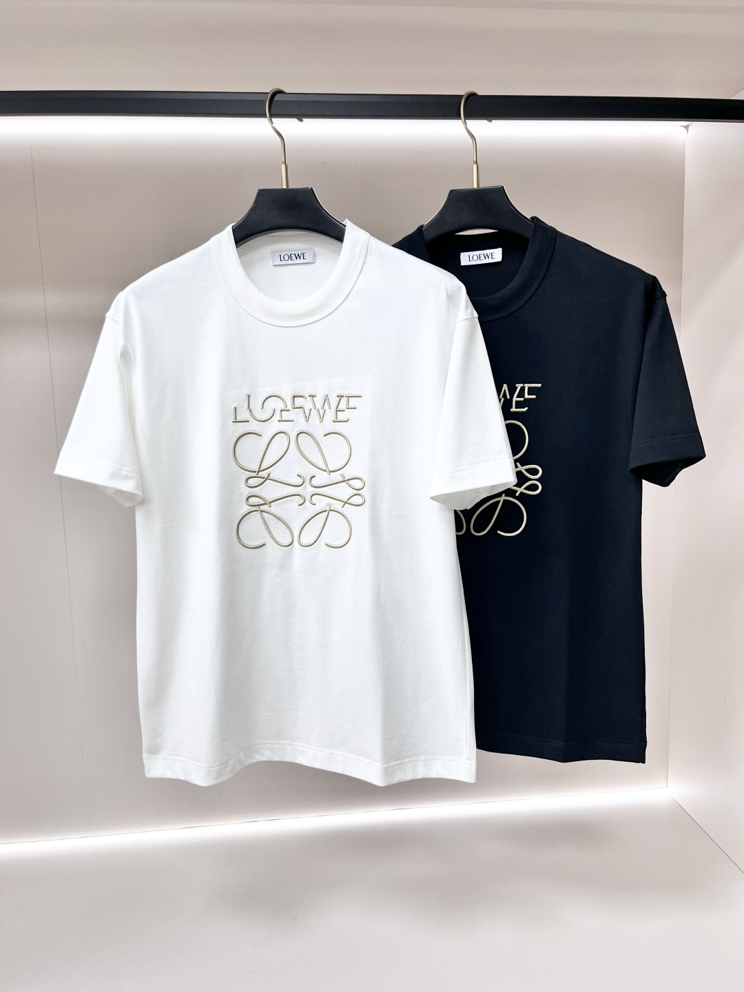NO:946990,Recommended Loewe exclusive spring new Loewe fashion casual round neck short sleeves, high-density 280g pure cotton fabric, high-end dense needle embroidery, high-end European original T-shirts, trendy fashion casual half-sleeves with high breathability and comfort, impeccable details, brand element design concept, reflecting high quality. Presenting casual tailoring, the upper body shape is awesome!  Color Black White Size M-3XL H2026 New Release,,loewe,loewe,T-shirt,tees,t-shirt,19860909主推 Loewe 独家专供春季新款罗意威时尚休闲圆领短袖,高密度280克纯棉面料,高级密针刺绣、高端欧版原单T恤,潮流时尚休闲半袖 透气舒适度高,细节无可挑剔,品牌元素设计理念,体现高品质.呈现休闲裁剪,上身版型超赞！ 颜色黑色 白色 码数M-3XL H2026新款首发,,loewe,loewe,T-shirt,tees，t-shirt,,Men's clothing