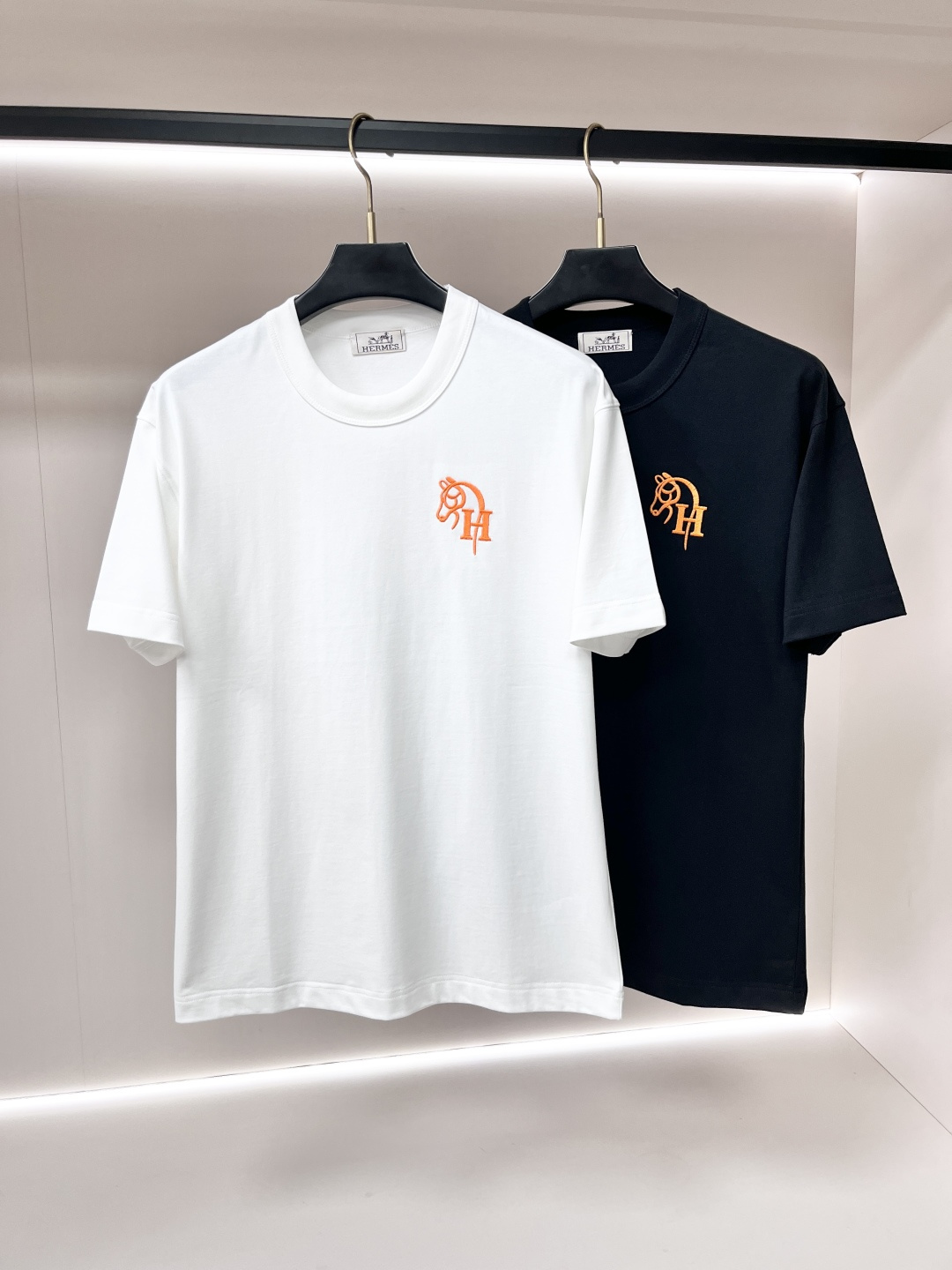 NO:947000,The main recommendation is Hermes. Exclusively for the spring new Hermès fashionable and casual round neck short-sleeved, high-density 280g pure cotton fabric, advanced dense needle embroidery, high-end European original single T-shirt, fashionable and casual half-sleeved. High breathability and comfort, impeccable details, brand element design concept, reflecting high quality. Presenting casual tailoring, the upper body shape is awesome!  Color black white Size M-3XL H2026 new release, hermes, hermes, T-shirt, tees, t-shirt,19860909主推 Hermes 独家专供春季新款爱马仕时尚休闲圆领短袖,高密度280克纯棉面料,高级密针刺绣、高端欧版原单T恤,潮流时尚休闲半袖 透气舒适度高,细节无可挑剔,品牌元素设计理念,体现高品质.呈现休闲裁剪,上身版型超赞！ 颜色黑色 白色 码数M-3XL H2026新款首发,,hermes,hermes,T-shirt,tees，t-shirt,,Men's clothing