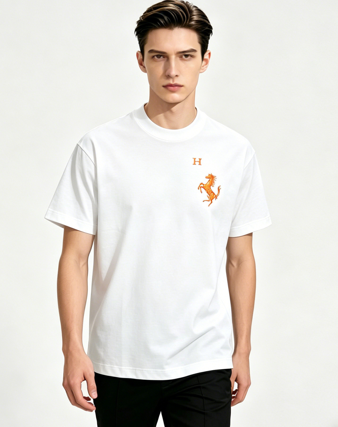 NO:849623,The main recommendation is Hermes. Exclusively for spring new Hermès fashionable and casual round neck short sleeves, high-density 280g pure cotton fabric, advanced dense needle embroidery, high-end European original T-shirts, trendy fashionable casual half-sleeves. High breathability and comfort, impeccable details, brand element design concept, reflecting high quality. Presenting casual tailoring, the upper body shape is awesome!  Color black white Size M-3XL H2026 new release, hermes, hermes, T-shirt, tees, t-shirt,19860909主推 Hermes 独家专供春季新款爱马仕时尚休闲圆领短袖,高密度280克纯棉面料,高级密针刺绣、高端欧版原单T恤,潮流时尚休闲半袖 透气舒适度高,细节无可挑剔,品牌元素设计理念,体现高品质.呈现休闲裁剪,上身版型超赞！ 颜色黑色 白色 码数M-3XL H2026新款首发,,hermes,hermes,T-shirt,tees，t-shirt,,Men's clothing