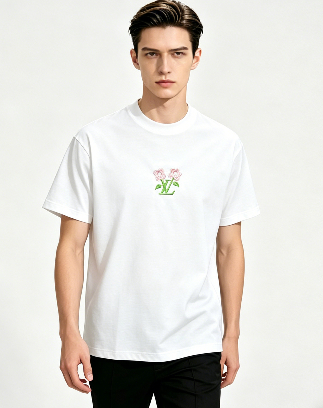 NO:849586,The main recommendation is LV's exclusive spring new donkey brand fashionable and casual round-neck short-sleeved, high-density 280g pure cotton fabric, advanced dense needle embroidery, high-end European original single T-shirt, fashionable and casual half-sleeved. It has high breathability and comfort, impeccable details, brand element design concept, reflecting high quality. It presents casual tailoring, and the upper body shape is awesome!  Color Black White Size M-3XL H2026 New Release, louis vuitton, louis vuitton, T-shirt, tees, t-shirt,19860909主推 LV 独家专供春季新款驴牌时尚休闲圆领短袖,高密度280克纯棉面料,高级密针刺绣、高端欧版原单T恤,潮流时尚休闲半袖 透气舒适度高,细节无可挑剔,品牌元素设计理念,体现高品质.呈现休闲裁剪,上身版型超赞！ 颜色黑色 白色 码数M-3XL H2026新款首发,,louis vuitton,louis vuitton,T-shirt,tees，t-shirt,,Men's clothing