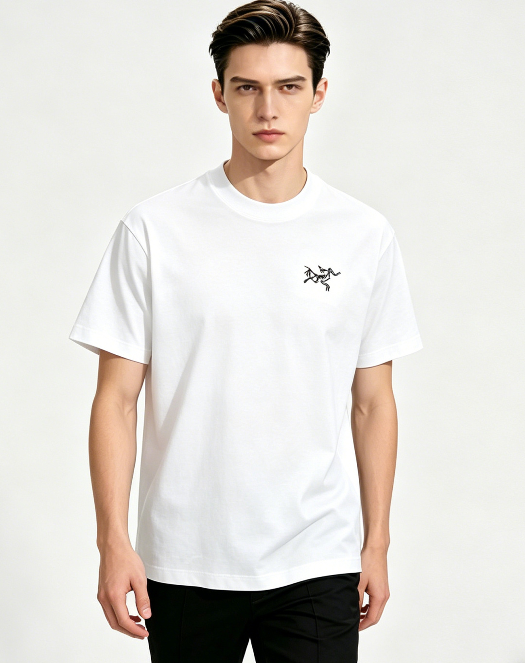 NO:849588,Mainly recommended by Archaeopteryx, exclusive for spring, new fashionable and casual round-neck short sleeves, high-density 280g pure cotton fabric, advanced dense needle embroidery, high-end European original T-shirts, trendy and fashionable casual half-sleeves, with high breathability and comfort, impeccable details, brand element design concept, reflecting high quality. It presents casual tailoring, and the upper body shape is awesome!  Color black white Size M-3XL H2026 new release, arc'teryx, T-shirt, tees, t-shirt,19860909主推 始祖鸟 独家专供春季新款时尚休闲圆领短袖,高密度280克纯棉面料,高级密针刺绣、高端欧版原单T恤,潮流时尚休闲半袖 透气舒适度高,细节无可挑剔,品牌元素设计理念,体现高品质.呈现休闲裁剪,上身版型超赞！ 颜色黑色 白色 码数M-3XL H2026新款首发,arc'teryx,T-shirt,tees，t-shirt,,Men's clothing