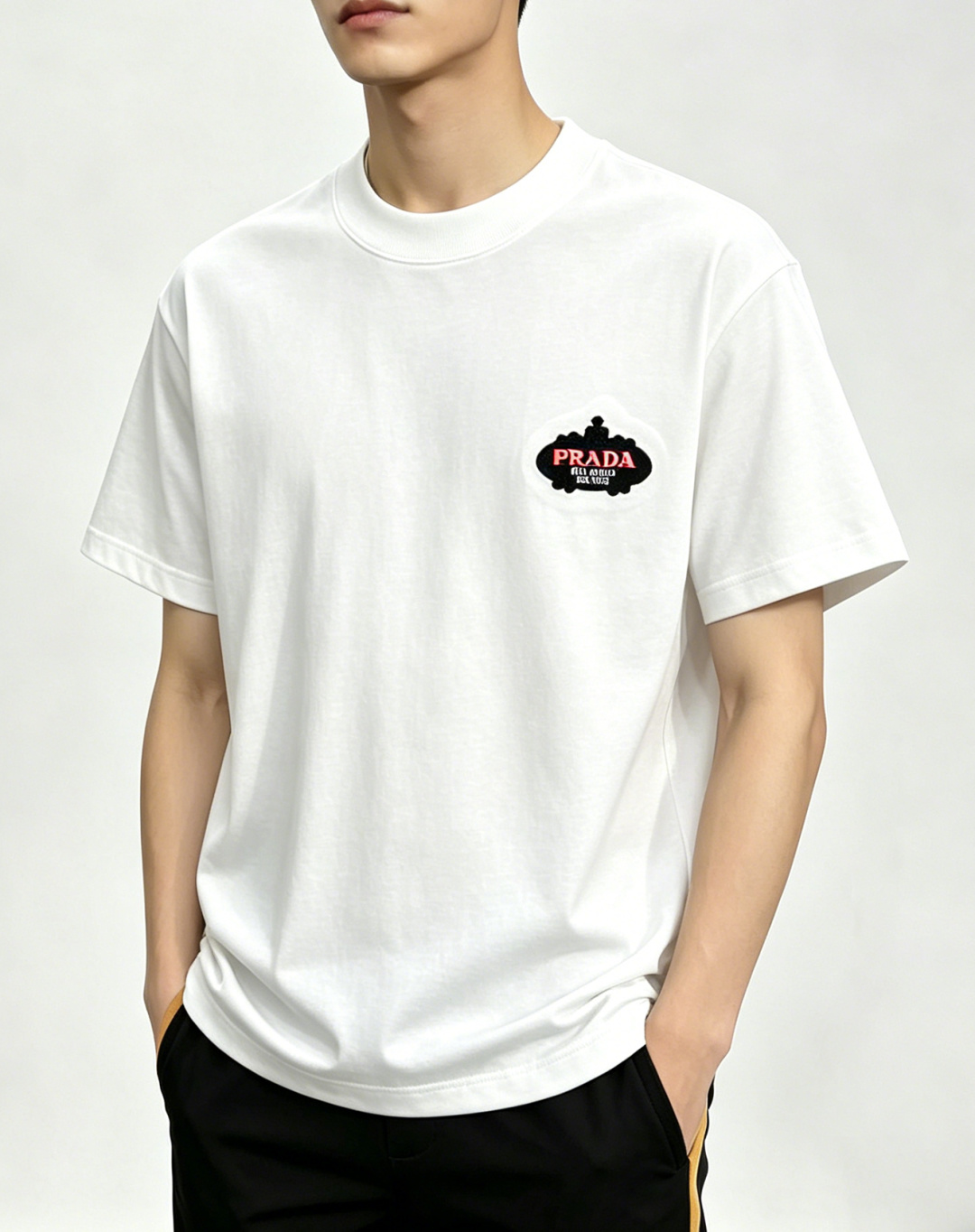 NO:849594,Mainly recommend Prada 2026ss autumn new release Prada round neck short-sleeved T-shirt, high-end new short-sleeved, letter logo embroidery!  Wearing it makes you feel comfortable and slim, lazy and casual, and combined with clean and simple colors, it is particularly eye-catching and suitable for daily wear~ We introduce sports items decorated with vibrant prints for a fashionable and quality life!  Size M-XXXL Color White Black H2026 new model debut, prada, prada, T-shirt, tees, t-shirt,19860909主推 Prada 2026ss秋季新款发布普拉达圆领短袖T恤,高端新款短袖,字母logo刺绣！穿上就是舒适自在又显瘦的存在,慵懒而随性,结合干净简单的色系就特别耐看,适合日常穿着~倾情推出缀饰活力印花的运动单品,时尚品质生活！ 尺码M-XXXL 颜色白色 黑色 H2026新款首发,,prada,prada,T-shirt,tees，t-shirt,,Men's clothing