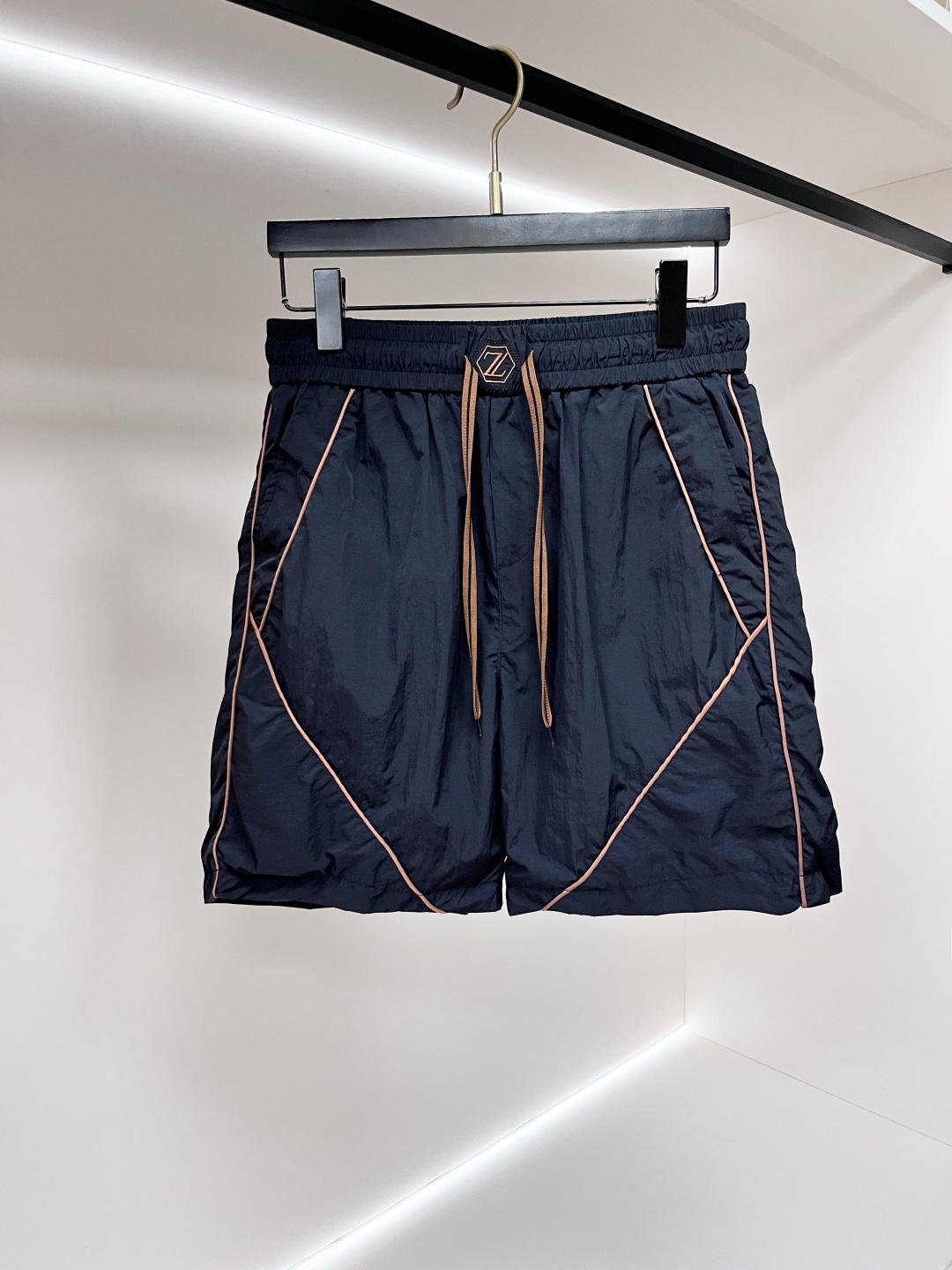 NO:859020,The main recommendation is Zegna's new triangle micro-label shorts. Zegna's shorts adopt a smooth and dynamic design, using innovative recycled nylon fabrics. The classic silhouette style is characterized by an elastic waistband, an elastic drawstring waistband, an inner mesh lining, a front diagonal pocket and a back welt pocket. The style is classic and unique, and the upper body effect is great. It is a must-have artifact for men's summer wardrobe. Highly recommended!  Size M-3XL 2026 new model debut,,zegna,shorts,19860909主推 Zegna 新款三角微标短裤杰尼亚这款短裤采用流畅动感设计,选用创新的再生尼龙面料,经典廓形的风格以松紧腰带为特色,弹力抽绳腰头,内层网眼衬里,正面斜口插袋与背面嵌线袋,款时经典独特,上身效果超赞,是男士夏季衣橱必备神器,强烈推荐！ 码数M-3XL 2026新款首发,,zegna,shorts,,Men's clothing