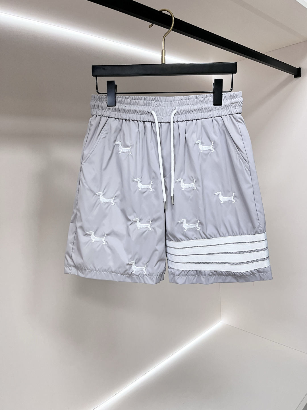 NO:859031,The main recommendation is TB's new triangle micro-label shorts Tom Brown. These shorts have a smooth and dynamic design. They are made of innovative recycled nylon fabric. The classic silhouette style is characterized by an elastic waistband, elastic drawstring waistband, inner mesh lining, front diagonal pockets and back welt pockets. The style is classic and unique, and the upper body effect is great. It is a must-have artifact for men's summer wardrobe. Highly recommended!  Size M-3XL 2026 new model debut,,thom browne,shorts,19860909主推 TB 新款三角微标短裤汤姆布朗这款短裤采用流畅动感设计,选用创新的再生尼龙面料,经典廓形的风格以松紧腰带为特色,弹力抽绳腰头,内层网眼衬里,正面斜口插袋与背面嵌线袋,款时经典独特,上身效果超赞,是男士夏季衣橱必备神器,强烈推荐！ 码数M-3XL 2026新款首发,,thom browne,shorts,,Men's clothing