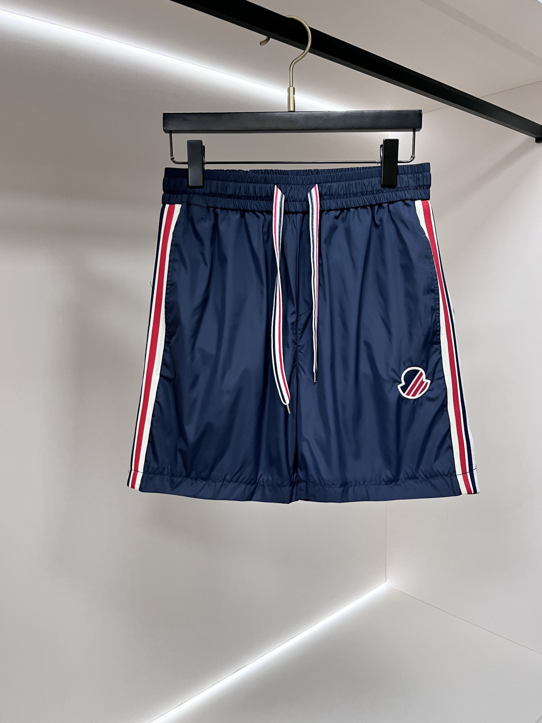 NO:859042,The main recommendation is Moncler's new triangle micro-label shorts with a closed mouth. These shorts have a smooth and dynamic design. They are made of innovative recycled nylon fabrics. The classic silhouette is characterized by an elastic waistband, an elastic drawstring waistband, an inner mesh lining, a front diagonal pocket and a back welt pocket. The style is classic and unique, and the upper body effect is great. It is a must-have item for men's summer wardrobe. Highly recommended!  Size M-3XL 2026 new model debut,,Moncler,shorts,19860909主推 Moncler 新款三角微标短裤蒙口这款短裤采用流畅动感设计,选用创新的再生尼龙面料,经典廓形的风格以松紧腰带为特色,弹力抽绳腰头,内层网眼衬里,正面斜口插袋与背面嵌线袋,款时经典独特,上身效果超赞,是男士夏季衣橱必备神器,强烈推荐！ 码数M-3XL 2026新款首发,,Moncler,shorts,,Men's clothing