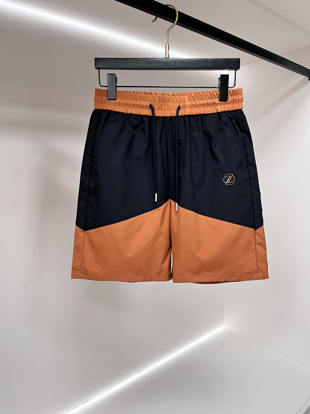 NO:859054,The main recommendation is Zegna's new triangle micro-label shorts. Zegna's shorts adopt a smooth and dynamic design, using innovative recycled nylon fabrics. The classic silhouette style is characterized by an elastic waistband, an elastic drawstring waistband, an inner mesh lining, a front diagonal pocket and a back welt pocket. The style is classic and unique, and the upper body effect is great. It is a must-have artifact for men's summer wardrobe. Highly recommended!  Size M-3XL 2026 new model debut,,zegna,shorts,19860909主推 Zegna 新款三角微标短裤杰尼亚这款短裤采用流畅动感设计,选用创新的再生尼龙面料,经典廓形的风格以松紧腰带为特色,弹力抽绳腰头,内层网眼衬里,正面斜口插袋与背面嵌线袋,款时经典独特,上身效果超赞,是男士夏季衣橱必备神器,强烈推荐！ 码数M-3XL 2026新款首发,,zegna,shorts,,Men's clothing