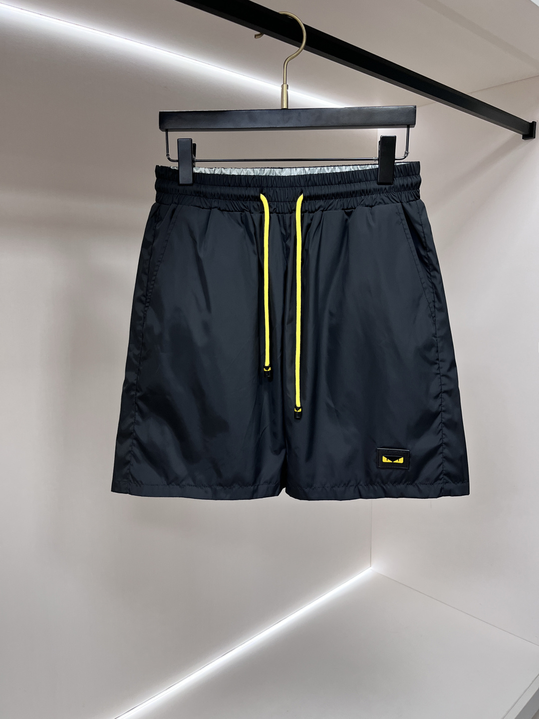 NO:859063,Mainly recommend Fendi reversible!  The new Fendi shorts feature a smooth and dynamic design, using innovative recycled nylon fabric. The classic silhouette style features an elastic waistband, elastic drawstring waistband, front diagonal pockets and back welt pockets. The style is classic and unique, and the upper body effect is great. It is a must-have artifact for men's summer wardrobe. Highly recommended!  Size M-3XL 2026 new model debut,,fendi,fendi,shorts,19860909主推 Fendi 双面穿！新款短裤芬迪这款短裤采用流畅动感设计,选用创新的再生尼龙面料,经典廓形的风格以松紧腰带为特色,弹力抽绳腰头,正面斜口插袋与背面嵌线袋,款时经典独特,上身效果超赞,是男士夏季衣橱必备神器,强烈推荐！ 码数M-3XL 2026新款首发,,fendi,fendi,shorts,,Men's clothing