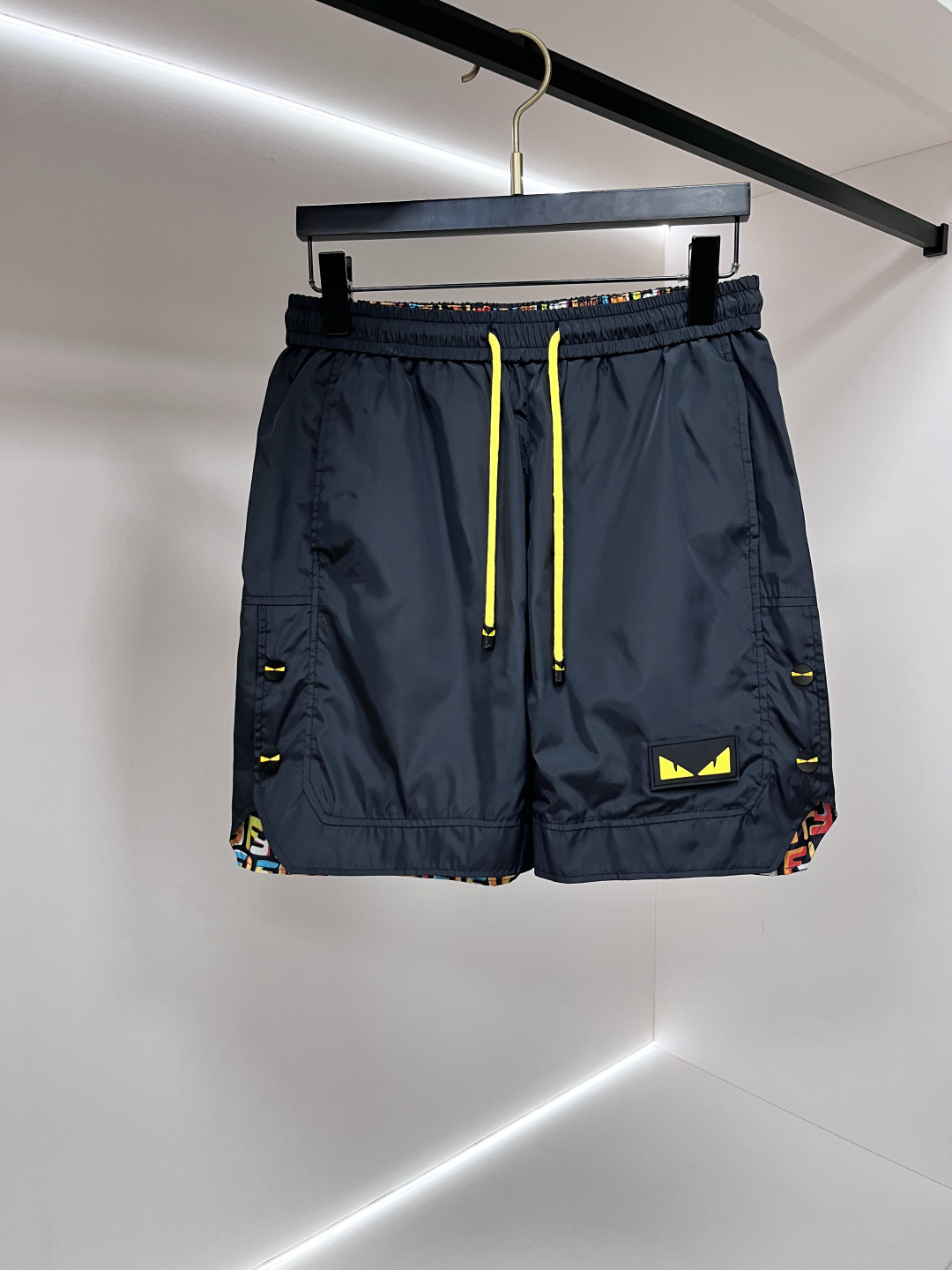 NO:859074,We mainly recommend Fendi's new shorts. Fendi's shorts feature a smooth and dynamic design. They are made of innovative regenerated nylon fabric. The classic silhouette style is characterized by an elastic waistband, an elastic drawstring waistband, front diagonal pockets and back welt pockets. The style is classic and unique, and the upper body effect is great. It is a must-have item for men's summer wardrobe. Highly recommended!  Size M-3XL 2026 new model debut,,fendi,fendi,shorts,19860909主推 Fendi 新款短裤芬迪这款短裤采用流畅动感设计,选用创新的再生尼龙面料,经典廓形的风格以松紧腰带为特色,弹力抽绳腰头,正面斜口插袋与背面嵌线袋,款时经典独特,上身效果超赞,是男士夏季衣橱必备神器,强烈推荐！ 码数M-3XL 2026新款首发,,fendi,fendi,shorts,,Men's clothing