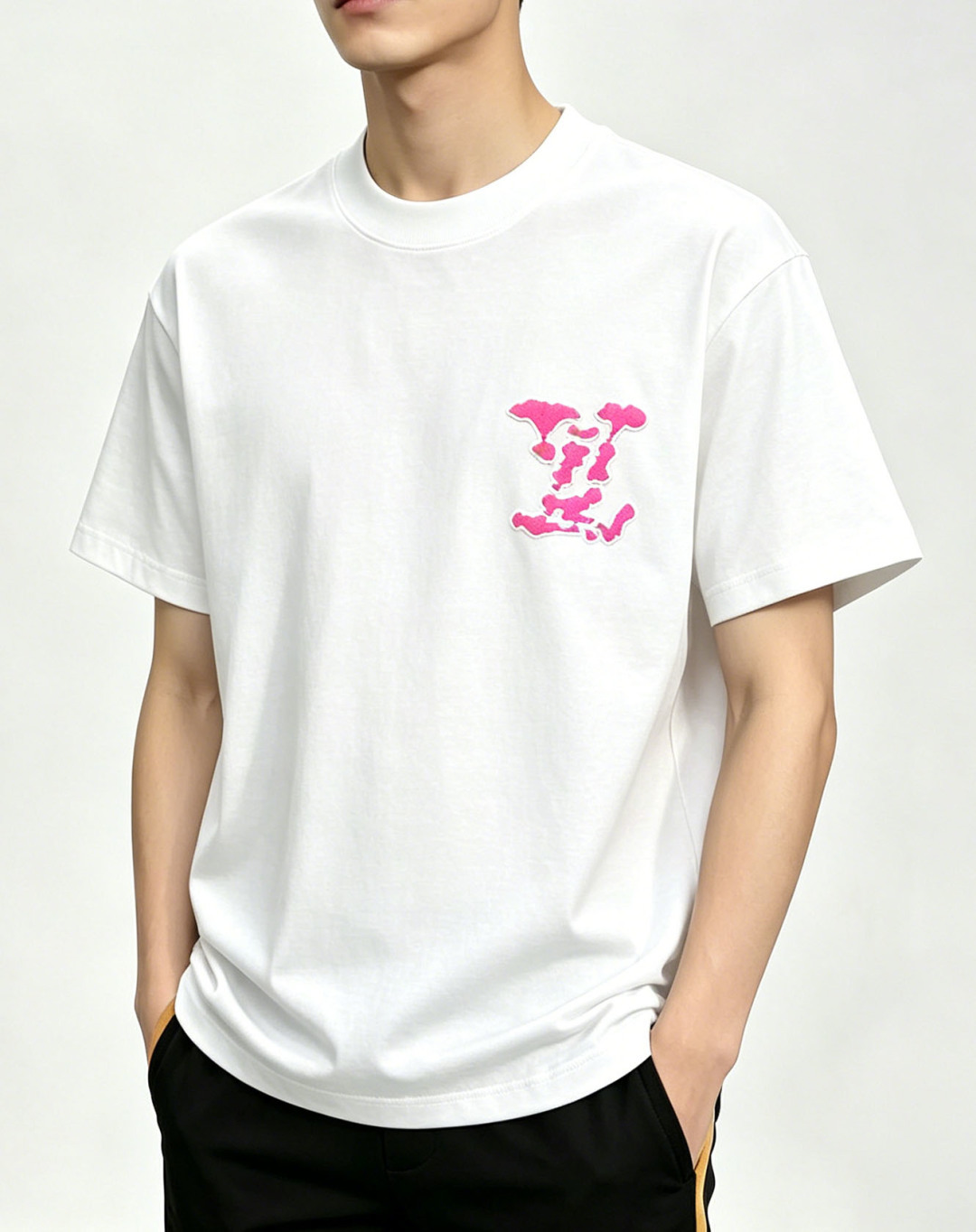 NO:859062,The main recommendation is Lv's new spring short-sleeved donkey brand pure cotton round-neck short-sleeved T-shirt, fashionable pure cotton T-shirt, the upper body effect is very atmospheric with the logo embroidery on the chest, and the sweat-absorbent and breathable panel is a stylish leisure and holiday boutique!  Light luxury style, simple and elegant!  Size S-XXXL H2026 new model first release,,louis vuitton,louis vuitton,T-shirt,tees,t-shirt,19860909主推 Lv 春季新款短袖驴牌纯棉圆领短袖T恤,时尚纯棉T恤,胸前logo刺绣款上身效果非常大气,吸汗透气板正有型休闲度假精品！轻奢风格简约大气！ 尺码S-XXXL H2026新款首发,,louis vuitton,louis vuitton,T-shirt,tees，t-shirt,,Men's clothing