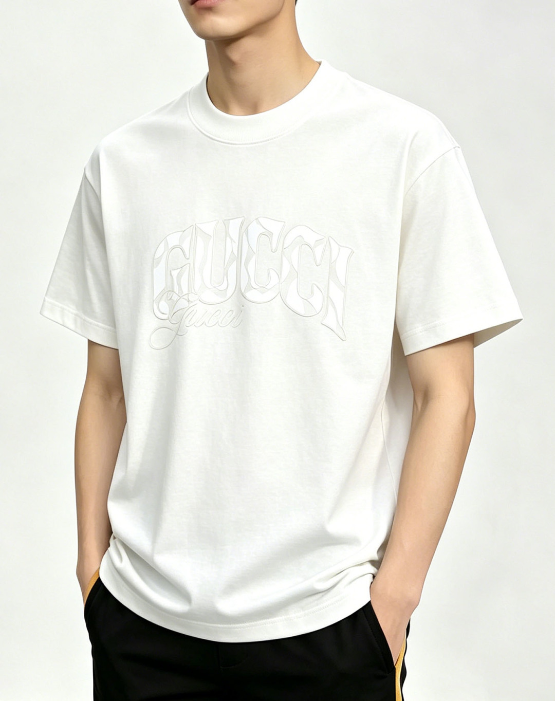 NO:859109,Mainly recommending Gucci's spring new short-sleeved Gucci pure cotton round-neck short-sleeved T-shirt, fashionable pure cotton T-shirt, the upper body effect is very atmospheric with the logo embroidery on the chest, and the sweat-absorbent and breathable panel is a stylish leisure and holiday product!  Light luxury style, simple and elegant!  Size S-XXXL H2026 new model first release,,gucci,T-shirt,tees,t-shirt,19860909主推 Gucci 春季新款短袖古奇纯棉圆领短袖T恤,时尚纯棉T恤,胸前logo刺绣款上身效果非常大气,吸汗透气板正有型休闲度假精品！轻奢风格简约大气！ 尺码S-XXXL H2026新款首发,,gucci,T-shirt,tees，t-shirt,,Men's clothing