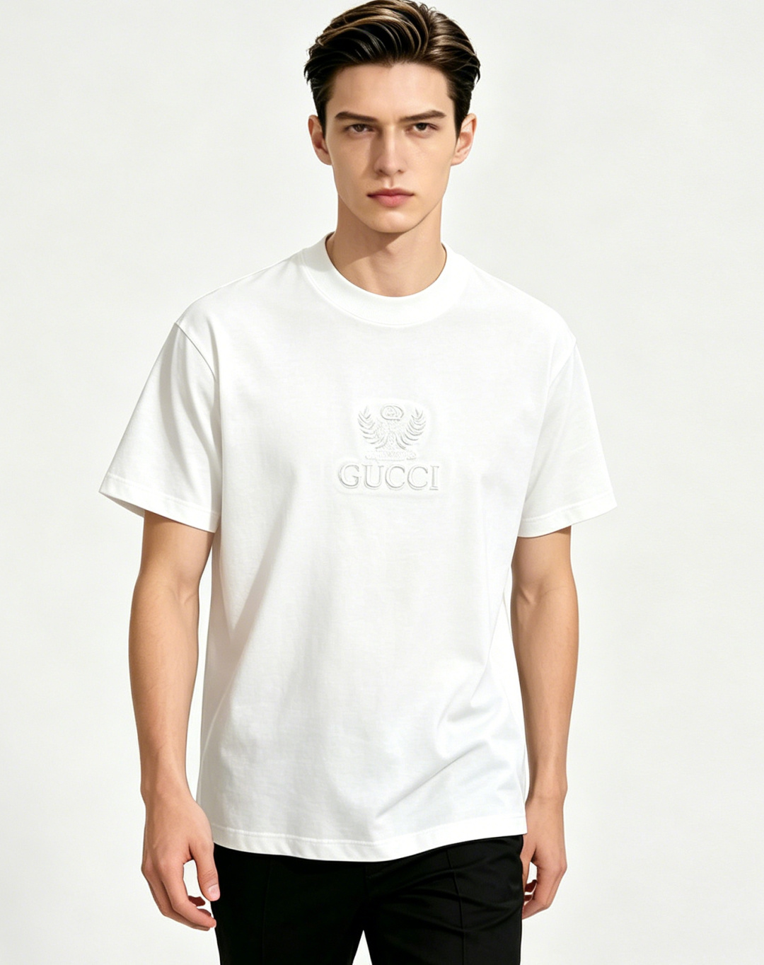 NO:915093,We mainly recommend Gucci's new embroidered T-shirt. It is made of high-quality knitted cotton, soft and skin-friendly, and extremely breathable. It is super comfortable to wear in spring and summer! Front brand embroidery + double G logo, low-key and recognizable. Straight shoulder cut + loose fit, slim and versatile, can be easily worn in daily casual or light luxury style. It goes well with jeans and casual pants, and is a must-have classic item in the wardrobe! Highly recommended!  Color Black White Size S M L XL H2026,,gucci,jeans,tees,t-shirt,19860909主推 Gucci 新款刺绣T恤,选用高品质针织棉,柔软亲肤,透气性超棒,春夏穿超舒服!正面品牌刺绣+双G标志,低调又有辨识度.正肩剪裁+宽松版型,显瘦又百搭,日常休闲或轻奢风都能轻松驾驭.搭配牛仔裤,休闲裤都很出彩,是衣橱必备经典单品!强烈推荐！ 颜色黑色 白色 码数S M L XL H2026,,gucci,jeans,tees，t-shirt,,Men's clothing