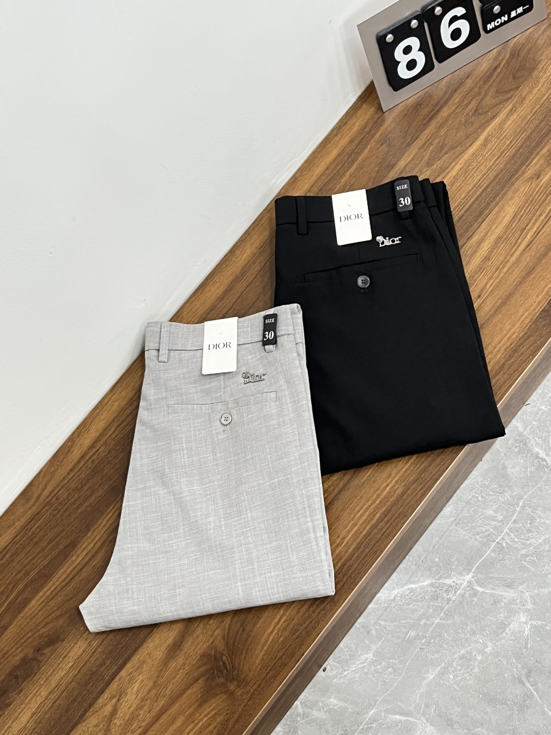 NO:915095,The main recommendation is Dior's exclusive new Dior men's fashionable wide-leg jeans, high-end European original trousers, trendy and fashionable casual trousers. They are highly breathable and comfortable, with impeccable details. The brand element design concept reflects high quality. It presents casual tailoring and an awesome upper body shape!  Code number 29-38 (no 35 37) H2026 new model debut,,dior,dior,jeans,19860909主推 Dior 独家专供新款迪奥潮男时尚阔腿牛仔裤,高端欧版原单裤子,潮流时尚休闲裤子 透气舒适度高,细节无可挑剔,品牌元素设计理念,体现高品质.呈现休闲裁剪,上身版型超赞！ 码数29-38（无35 37） H2026新款首发,,dior,dior,jeans,,Men's clothing