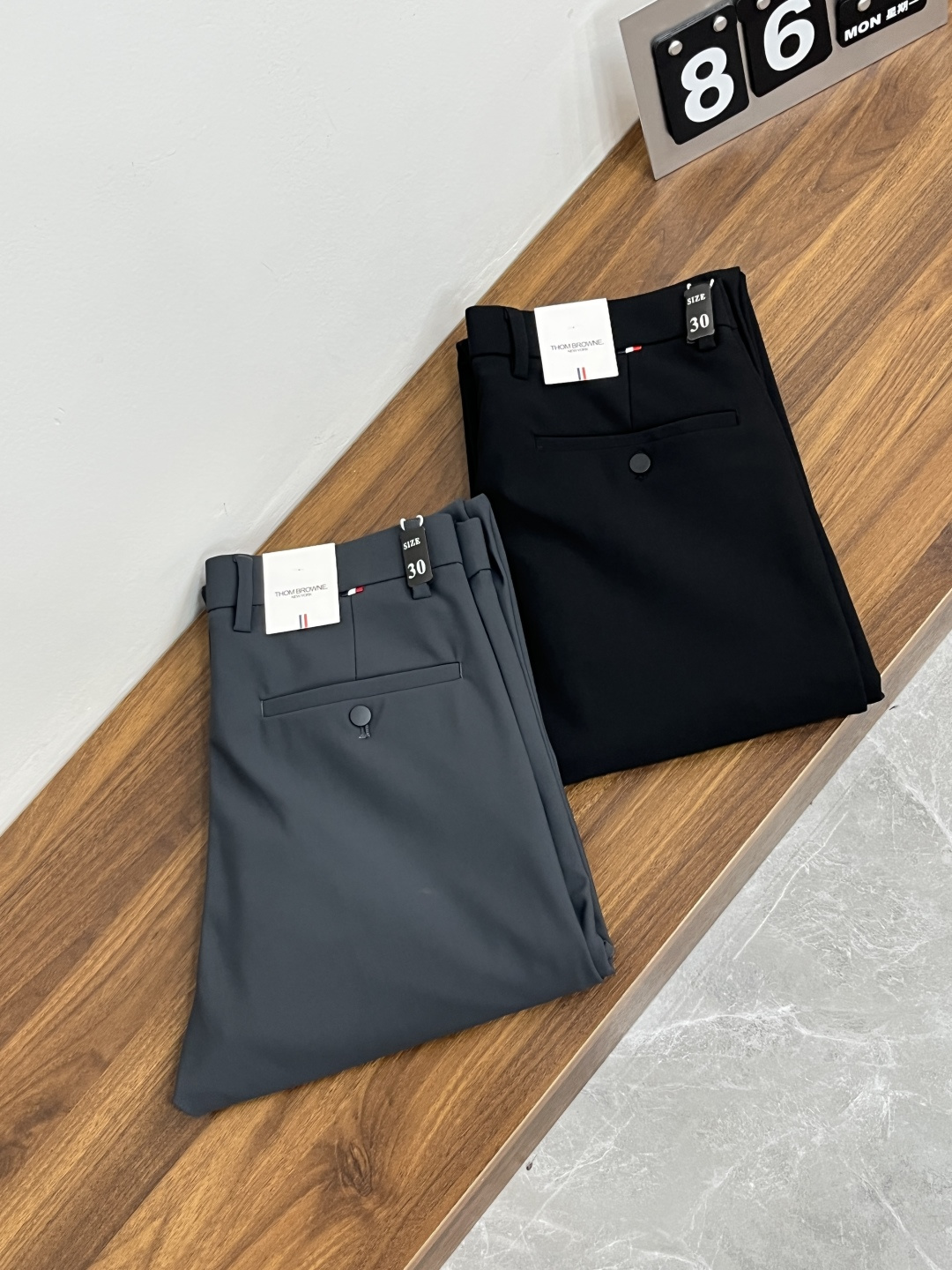 NO:915097,The main recommendation is TB's exclusive supply of new Tom Brown trendy men's fashionable wide-leg jeans, high-end European original trousers, trendy fashionable casual trousers with high breathability and comfort, impeccable details, brand element design concept, reflecting high quality. Presenting casual tailoring, the upper body shape is awesome!  Code number 29-38 (no 35 37) H2026 new model debut,,thom browne,jeans,19860909主推 TB 独家专供新款汤姆布朗潮男时尚阔腿牛仔裤,高端欧版原单裤子,潮流时尚休闲裤子 透气舒适度高,细节无可挑剔,品牌元素设计理念,体现高品质.呈现休闲裁剪,上身版型超赞！ 码数29-38（无35 37） H2026新款首发,,thom browne,jeans,,Men's clothing