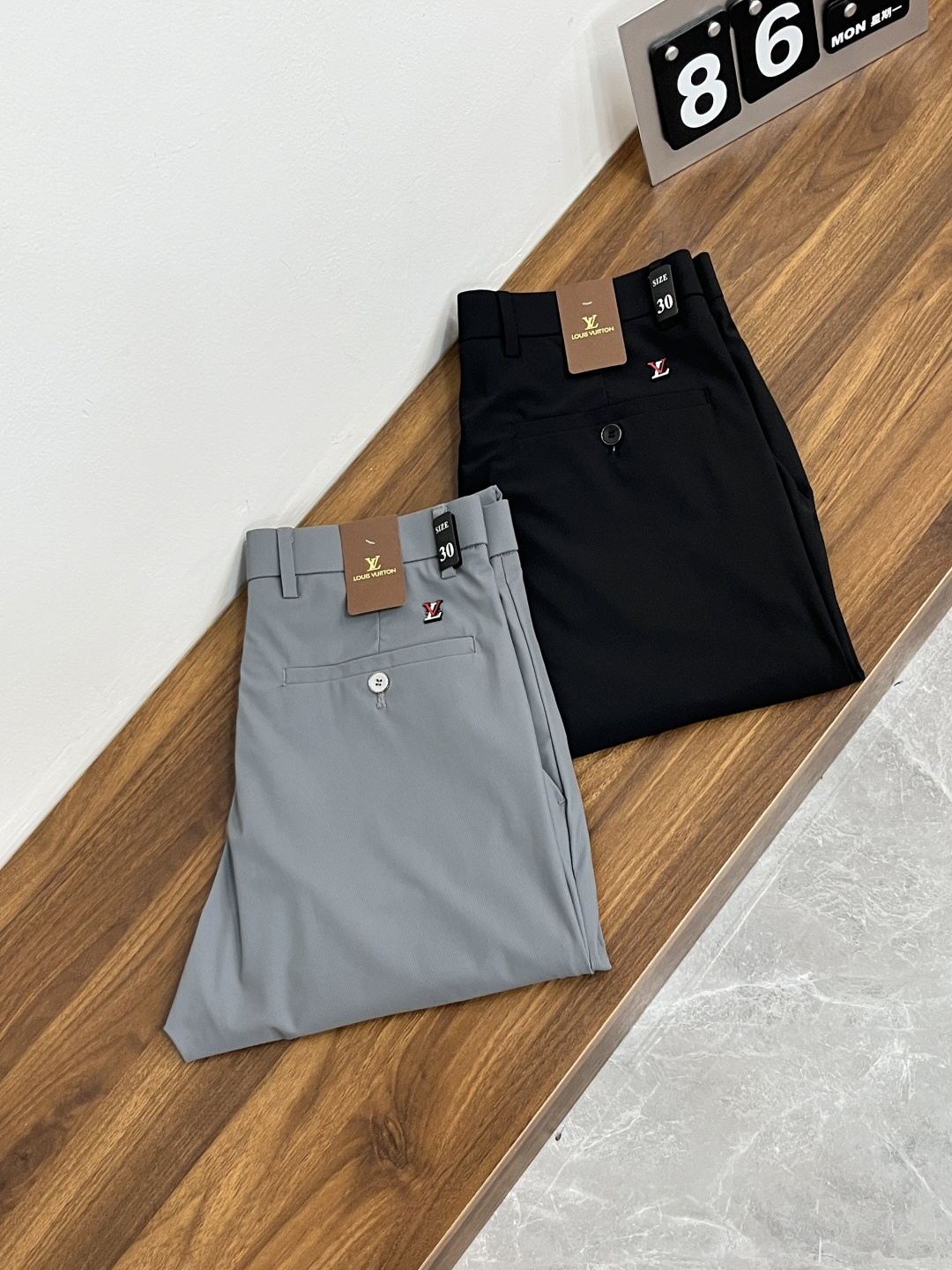 NO:915099,The main recommendation is LV's exclusive new donkey brand trendy men's fashionable wide-leg jeans, high-end European original trousers, trendy and fashionable casual trousers. They are highly breathable and comfortable, with impeccable details. The brand element design concept reflects high quality. It presents casual tailoring and the upper body shape is awesome!  Code number 29-38 (no 35 37) H2026 new model debut,,louis vuitton,louis vuitton,jeans,19860909主推 LV 独家专供新款驴牌潮男时尚阔腿牛仔裤,高端欧版原单裤子,潮流时尚休闲裤子 透气舒适度高,细节无可挑剔,品牌元素设计理念,体现高品质.呈现休闲裁剪,上身版型超赞！ 码数29-38（无35 37） H2026新款首发,,louis vuitton,louis vuitton,jeans,,Men's clothing