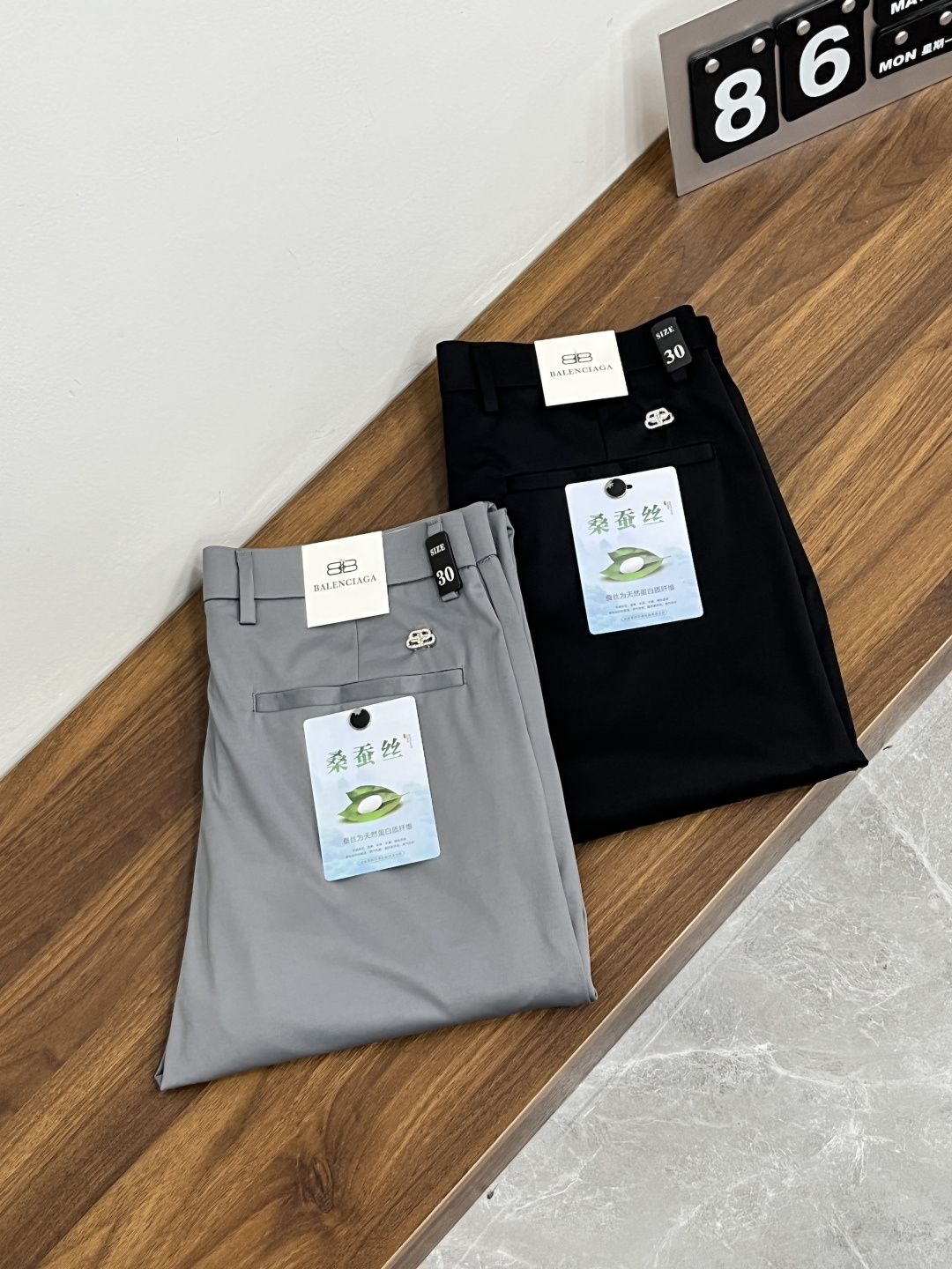 NO:915101,The main recommendation is Balenciaga's exclusive supply of new Balenciaga men's fashionable wide-leg jeans, high-end European original trousers, trendy and fashionable casual trousers. They are highly breathable and comfortable, with impeccable details. The brand element design concept embodies high quality. It presents casual tailoring and an awesome upper body shape!  Code number 29-38 (no 35 37) H2026 new model debut,,balenciaga,balenciaga,jeans,19860909主推 Balenciaga 独家专供新款巴黎世家潮男时尚阔腿牛仔裤,高端欧版原单裤子,潮流时尚休闲裤子 透气舒适度高,细节无可挑剔,品牌元素设计理念,体现高品质.呈现休闲裁剪,上身版型超赞！ 码数29-38（无35 37） H2026新款首发,,balenciaga,balenciaga,jeans,,Men's clothing
