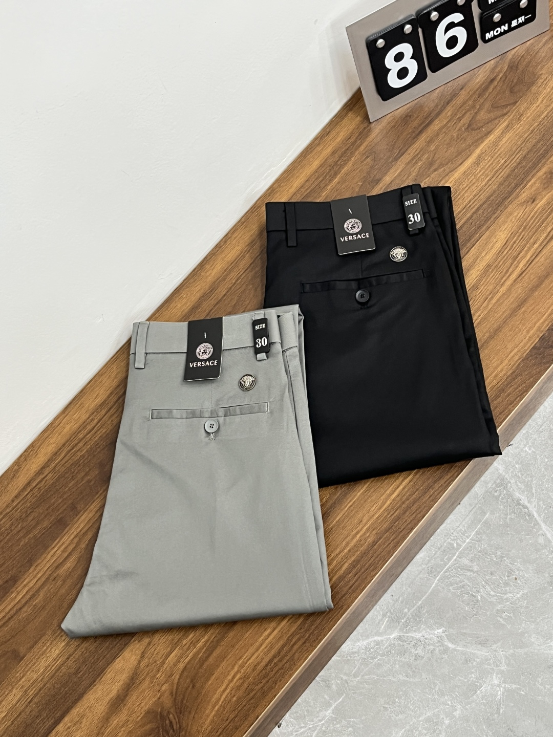NO:915103,The main recommendation is Versace's exclusive supply of the new Versace men's fashionable wide-leg jeans, high-end European original trousers, trendy and fashionable casual trousers. They are highly breathable and comfortable, with impeccable details. The brand element design concept reflects high quality. It presents casual tailoring and an awesome upper body shape!  Code number 29-38 (no 35 37) H2026 new model debut,,versace,versace,jeans,19860909主推 Versace 独家专供新款范思哲潮男时尚阔腿牛仔裤,高端欧版原单裤子,潮流时尚休闲裤子 透气舒适度高,细节无可挑剔,品牌元素设计理念,体现高品质.呈现休闲裁剪,上身版型超赞！ 码数29-38（无35 37） H2026新款首发,,versace,versace,jeans,,Men's clothing