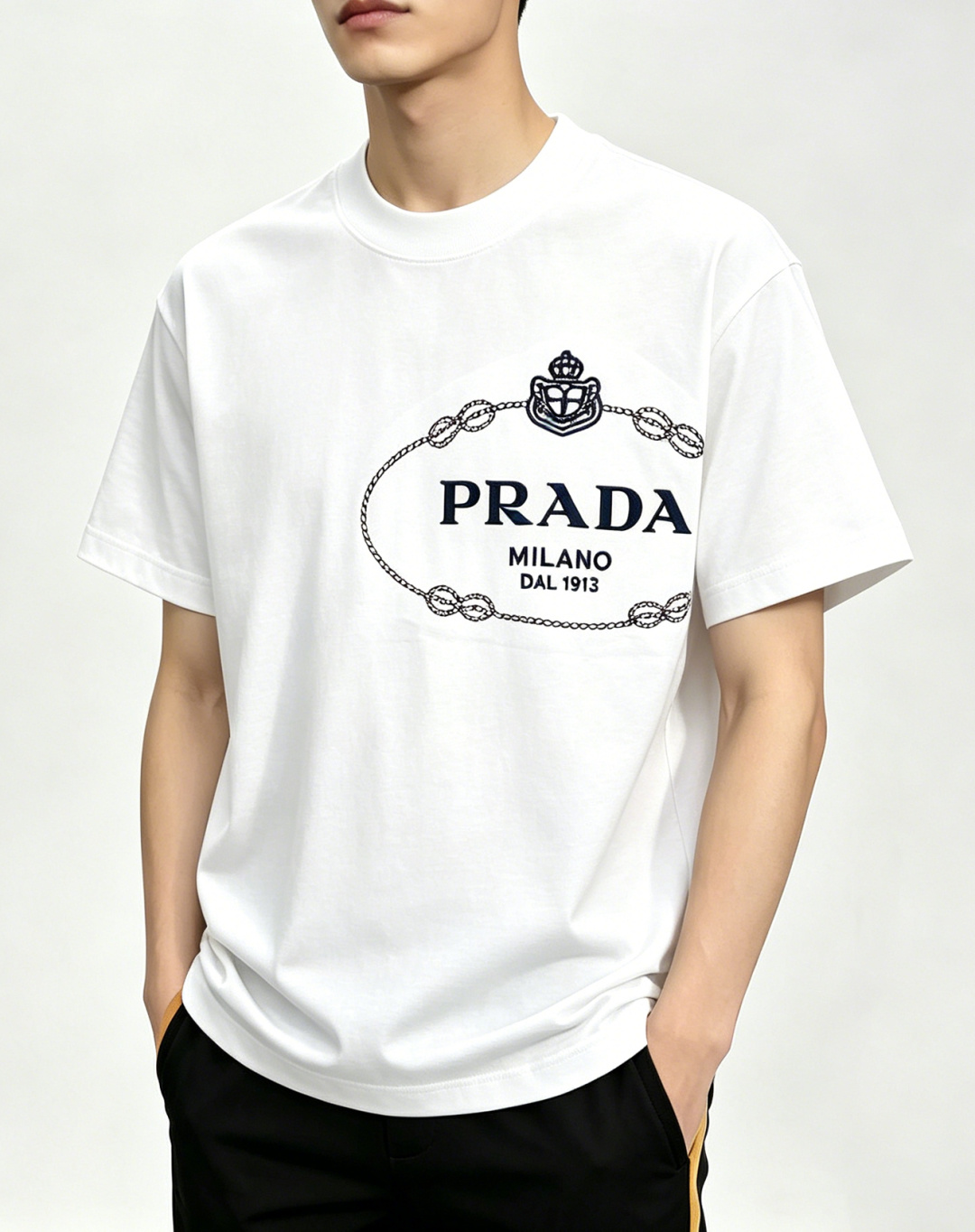 NO:915127,Mainly recommend Prada Prada spring new short-sleeved cotton round neck short-sleeved T-shirt, pure cotton T-shirt, the upper body effect is great, leisure and vacation boutique!  Light luxury style, simple and elegant!  Size M-3XL H2026 new model debut, prada, prada, T-shirt, tees, t-shirt,19860909主推 Prada 普拉达 春季新款短袖纯棉圆领短袖T恤,纯棉T恤、上身效果非常棒,休闲度假精品！轻奢风格简约大气！ 尺码M-3XL H2026新款首发,,prada,prada,T-shirt,tees，t-shirt,,Men's clothing