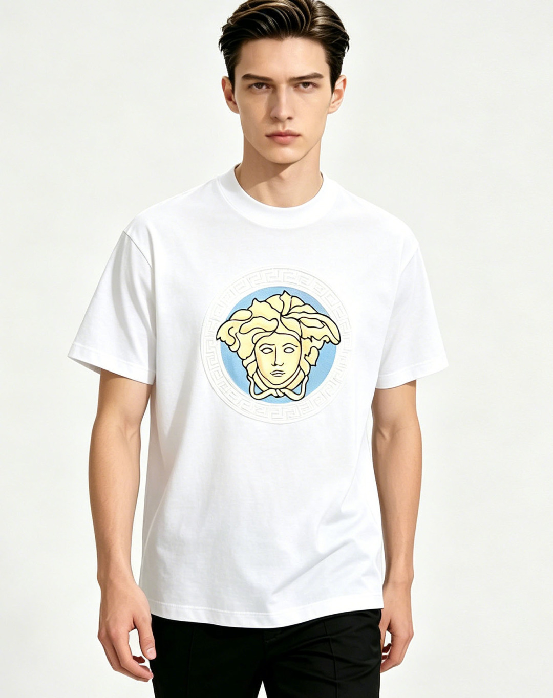 NO:915119,Mainly recommended Versace 2026ss autumn new release Versace round neck short-sleeved T-shirt, high-end new short-sleeved, letter logo embroidery!  Wearing it makes you feel comfortable and slim, lazy and casual, and combined with clean and simple colors, it is particularly eye-catching and suitable for daily wear~ We introduce sports items decorated with vibrant prints for a fashionable and quality life!  Size S-XXL Color White Black H2026 new model first release,,versace,versace,T-shirt,tees,t-shirt,19860909主推 Versace 2026ss秋季新款发布范思哲圆领短袖T恤,高端新款短袖,字母logo刺绣！穿上就是舒适自在又显瘦的存在,慵懒而随性,结合干净简单的色系就特别耐看,适合日常穿着~倾情推出缀饰活力印花的运动单品,时尚品质生活！ 尺码S-XXL 颜色白色 黑色 H2026新款首发,,versace,versace,T-shirt,tees，t-shirt,,Men's clothing