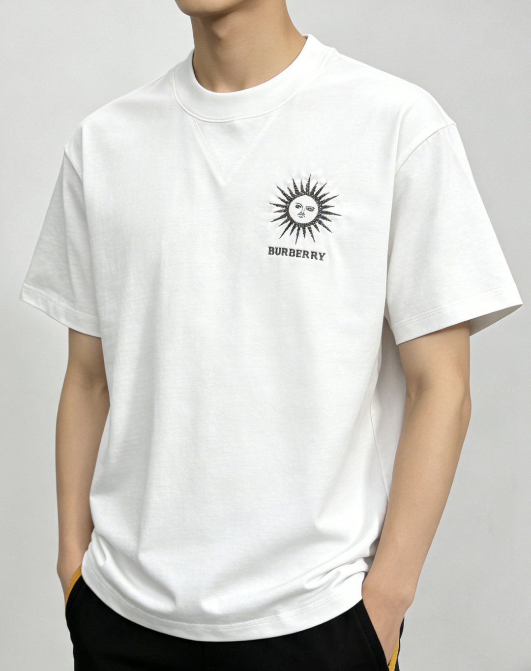 NO:915122,Mainly recommended Burberry 2026ss spring new release Burberry short-sleeved T-shirt, 180-count high-end pure cotton 280 grams heavy thickened sweat-absorbent short-sleeved shirt!  The letter logo embroidery makes you feel comfortable and slim when you wear it. It is lazy and casual. When combined with clean and simple colors, it is particularly eye-catching and suitable for daily wear~ We introduce sports items decorated with vibrant prints for a fashionable and quality life!  Size M-3XL H2026 new model debut,,burberry,burberry,T-shirt,tees,t-shirt,19860909主推 Burberry 2026ss春季新款发布巴宝莉短袖T恤,臻选180支高端纯棉280克重加厚吸汗短袖！字母logo刺绣,穿上就是舒适自在又显瘦的存在,慵懒而随性,结合干净简单的色系就特别耐看,适合日常穿着~倾情推出缀饰活力印花的运动单品,时尚品质生活！ 尺码M-3XL H2026新款首发,,burberry,burberry,T-shirt,tees，t-shirt,,Men's clothing