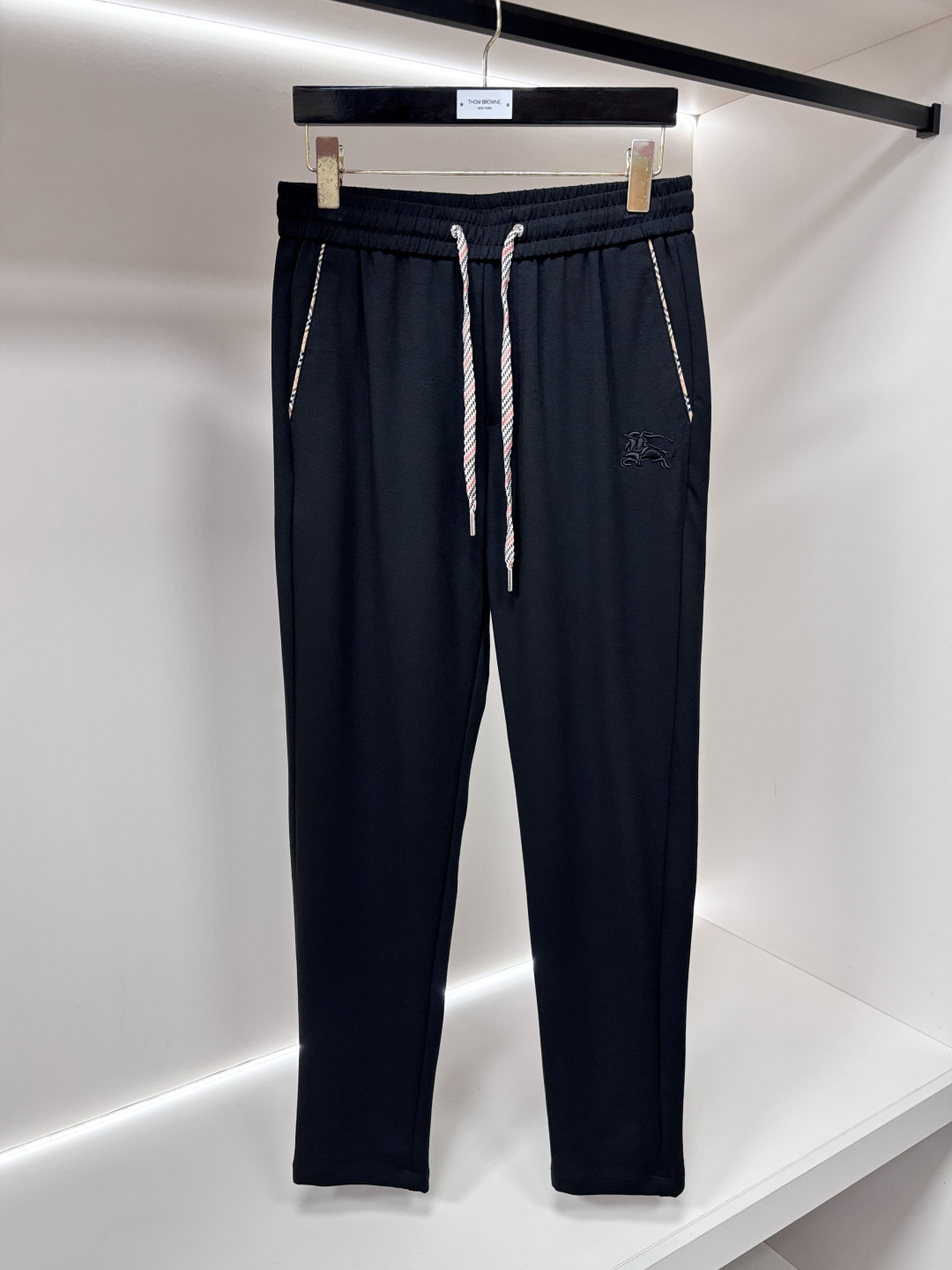 NO:936173,Mainly recommend Burberry 2026 new casual pants!  On sale simultaneously on the official website. The brand's classic LOGO casual pants, customized fabrics, extremely comfortable and strong to the touch. Highly recognizable, perfect appearance and craftsmanship. Size M-4XL H2026 new model debut,, burberry, burberry,19860909主推 Burberry 巴宝莉 2026新款休闲裤！官网同步发售.品牌经典LOGO休闲裤 ,定制面料,舒适度极好,手触感强烈.辨识度极高,完美品相工艺. 尺码M-4XL H2026新款首发,,burberry,burberry,,Men's clothing