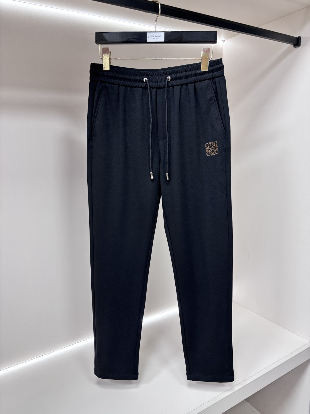 NO:936151,Mainly recommend Loewe 2026 new casual pants!  On sale simultaneously on the official website. The brand's classic LOGO casual pants, customized fabrics, excellent comfort, strong touch. Highly recognizable, perfect appearance and craftsmanship. Size M-4XL H2026 new model debut,, loewe, loewe,19860909主推 Loewe 罗意威 2026新款休闲裤！官网同步发售.品牌经典LOGO休闲裤 ,定制面料,舒适度极好,手触感强烈.辨识度极高,完美品相工艺. 尺码M-4XL H2026新款首发,,loewe,loewe,,Men's clothing