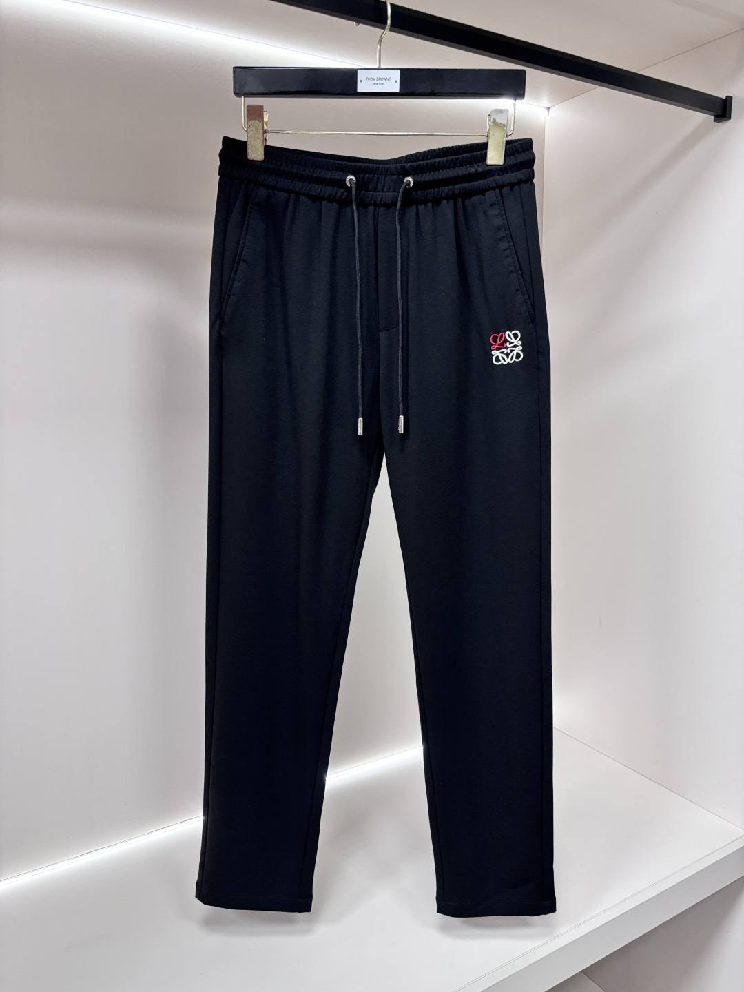 NO:936157,Mainly recommend Loewe 2026 new casual pants!  On sale simultaneously on the official website. The brand's classic LOGO casual pants, customized fabrics, excellent comfort, strong touch. Highly recognizable, perfect appearance and craftsmanship. Size M-4XL H2026 new model debut,, loewe, loewe,19860909主推 Loewe 罗意威 2026新款休闲裤！官网同步发售.品牌经典LOGO休闲裤 ,定制面料,舒适度极好,手触感强烈.辨识度极高,完美品相工艺. 尺码M-4XL H2026新款首发,,loewe,loewe,,Men's clothing