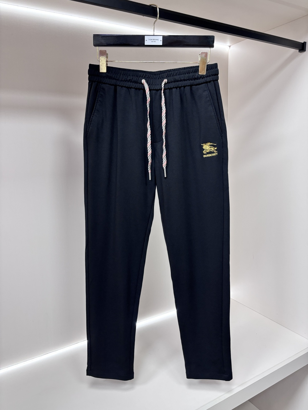 NO:936160,Mainly recommend Burberry 2026 new casual pants!  On sale simultaneously on the official website. The brand's classic LOGO casual pants, customized fabrics, extremely comfortable and strong to the touch. Highly recognizable, perfect appearance and craftsmanship. Size M-4XL H2026 new model debut,, burberry, burberry,19860909主推 Burberry 巴宝莉2026新款休闲裤！官网同步发售.品牌经典LOGO休闲裤 ,定制面料,舒适度极好,手触感强烈.辨识度极高,完美品相工艺. 尺码M-4XL H2026新款首发,,burberry,burberry,,Men's clothing